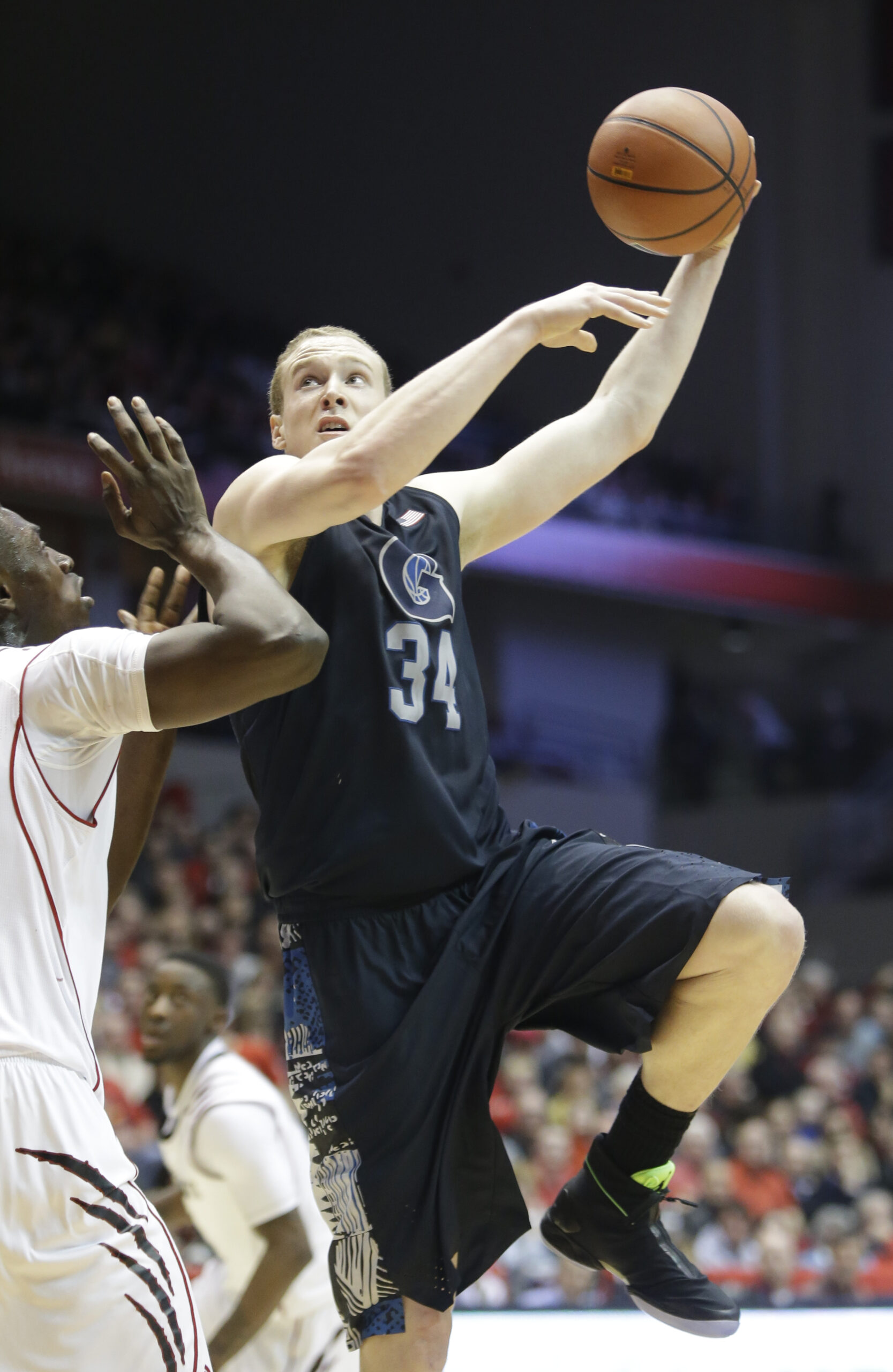 Georgetown stays atop Big East by downing Cincinnati 62-55