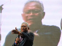 Thai protest leader places conditions on talks