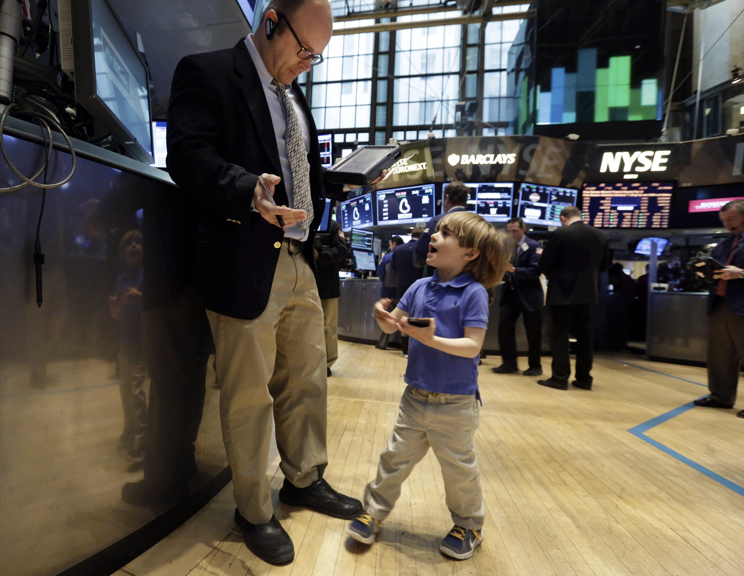 Stocks close mostly higher on earnings; Apple up