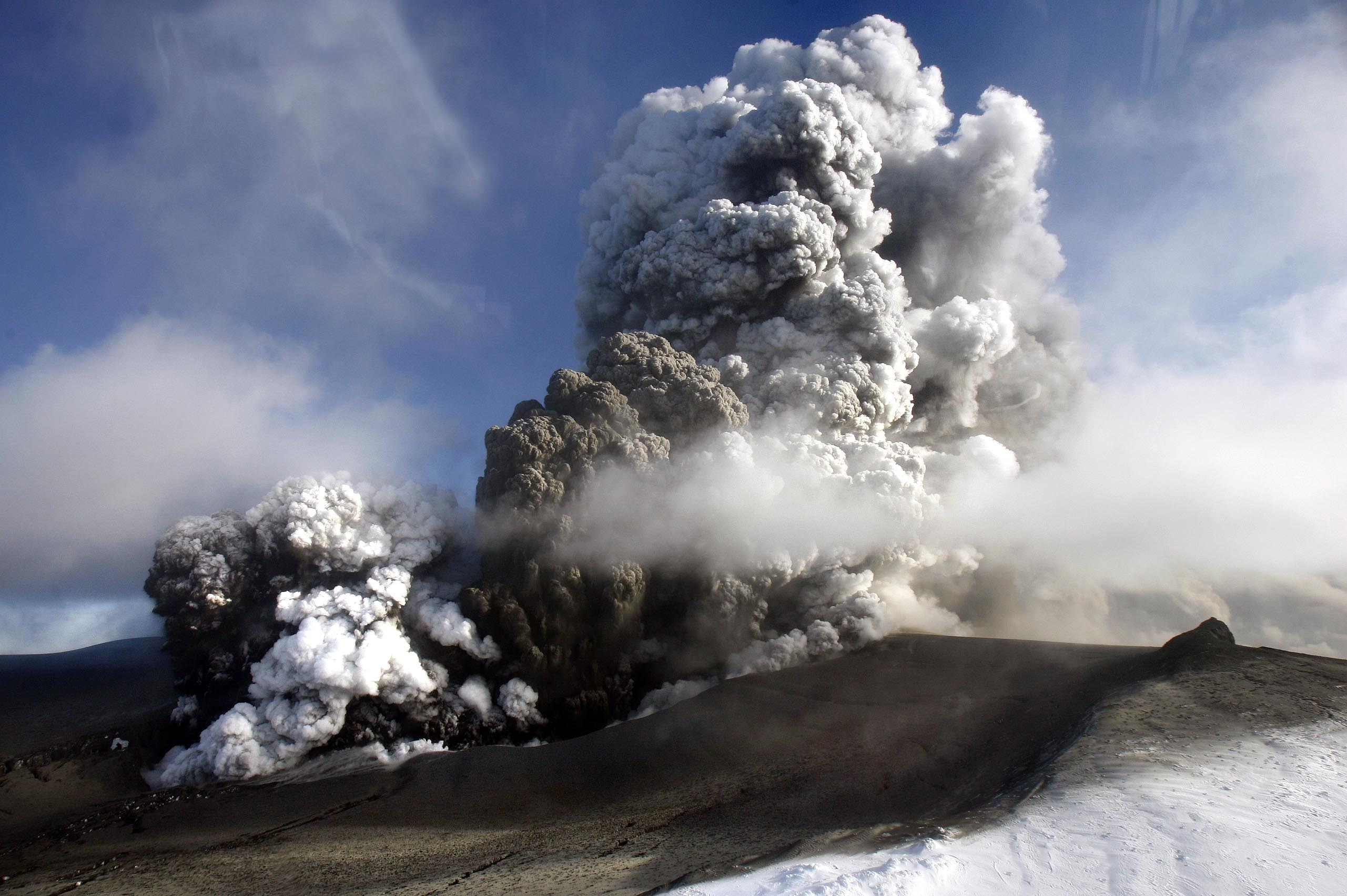 UK budget airline to test ash cloud detector