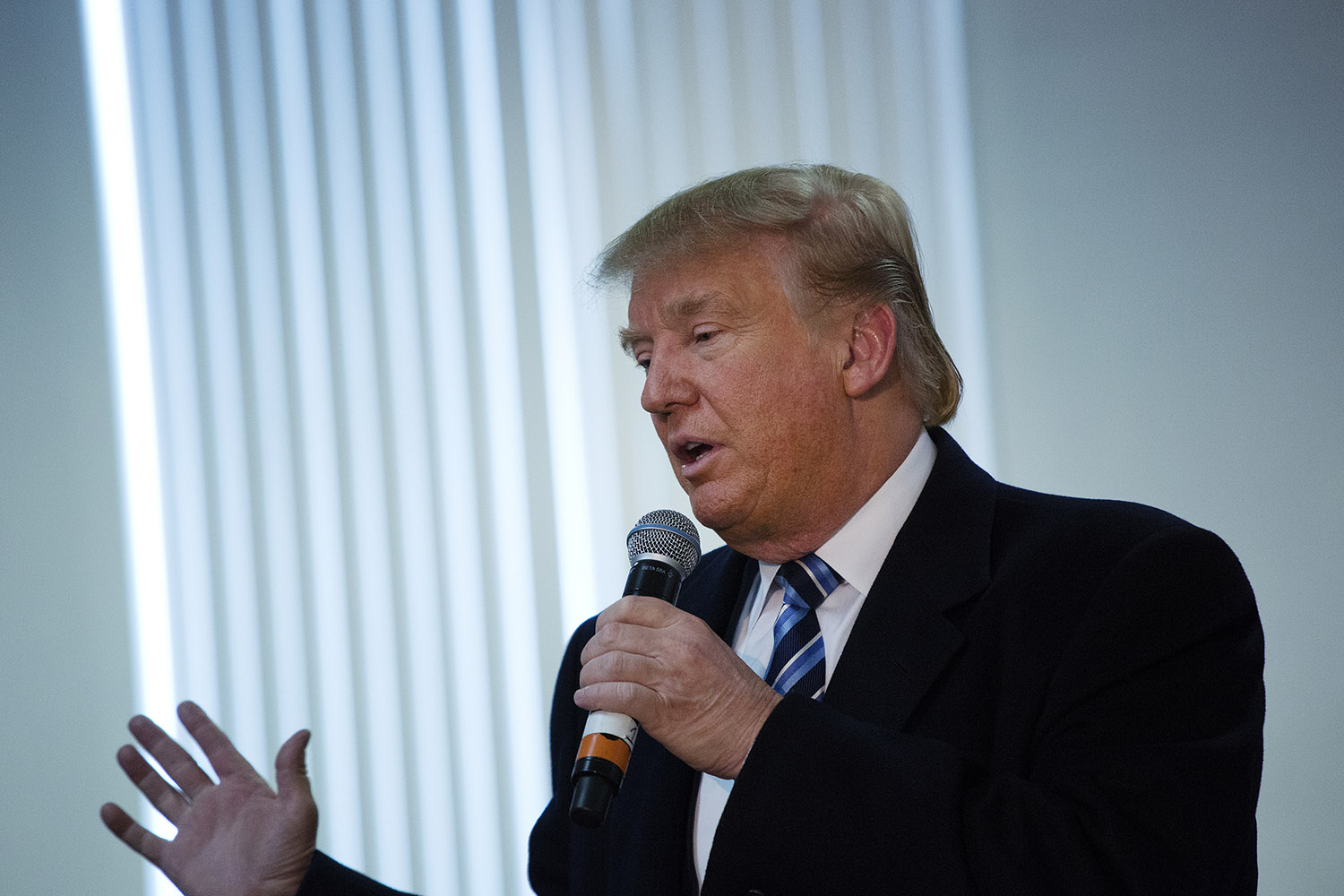 Trump huddles with a half-dozen GOP governors