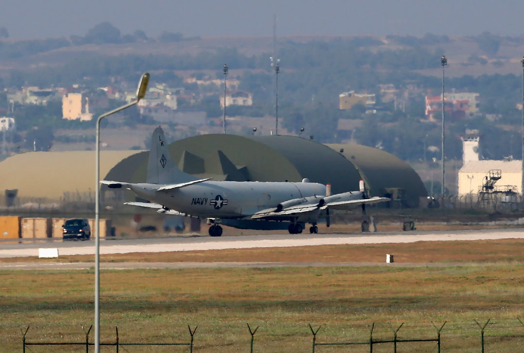 As Turkey considers letting Russia use air base, U.S. heaps on praise