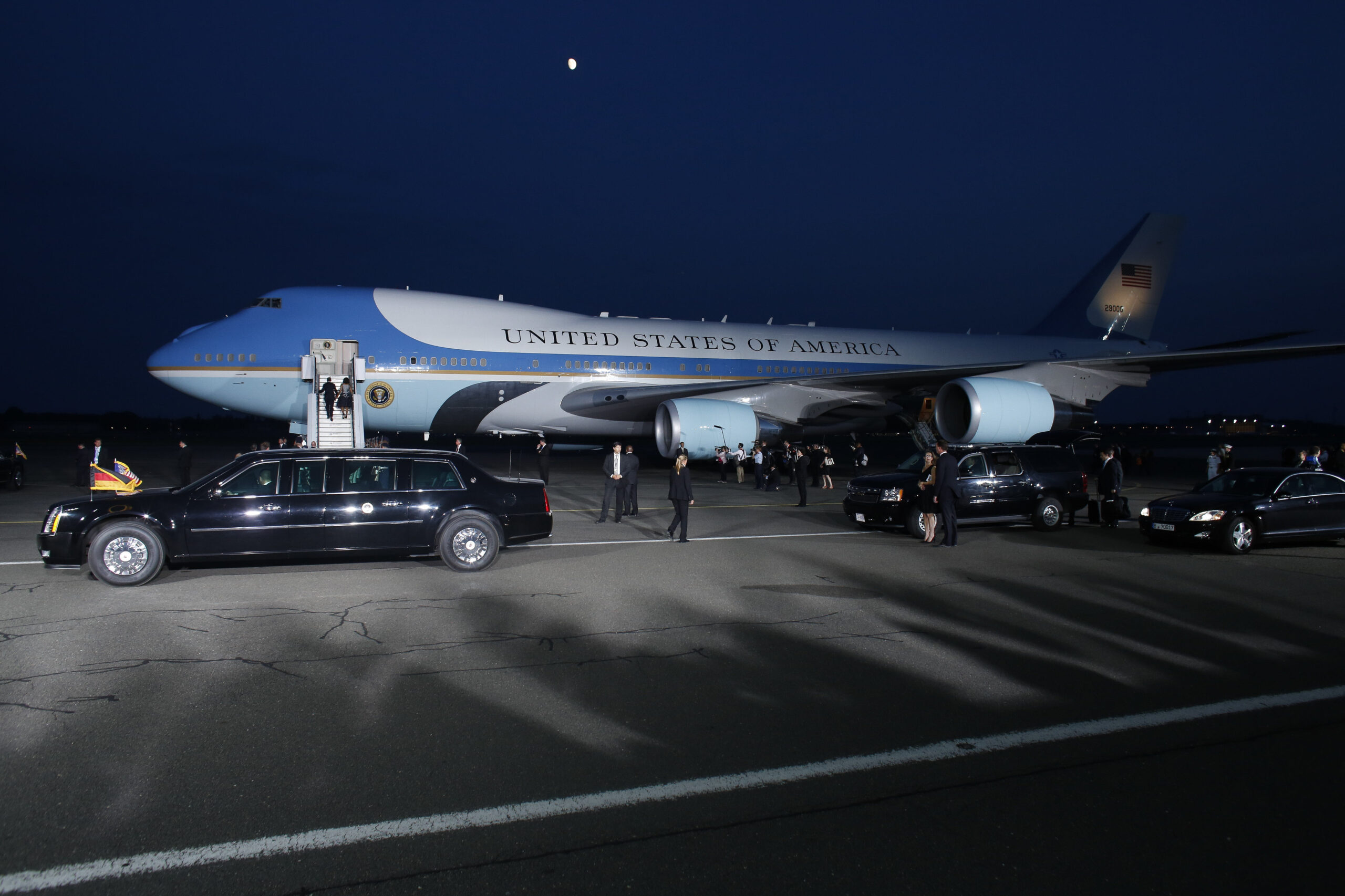 On his heels, Obama takes charm offensive to the press