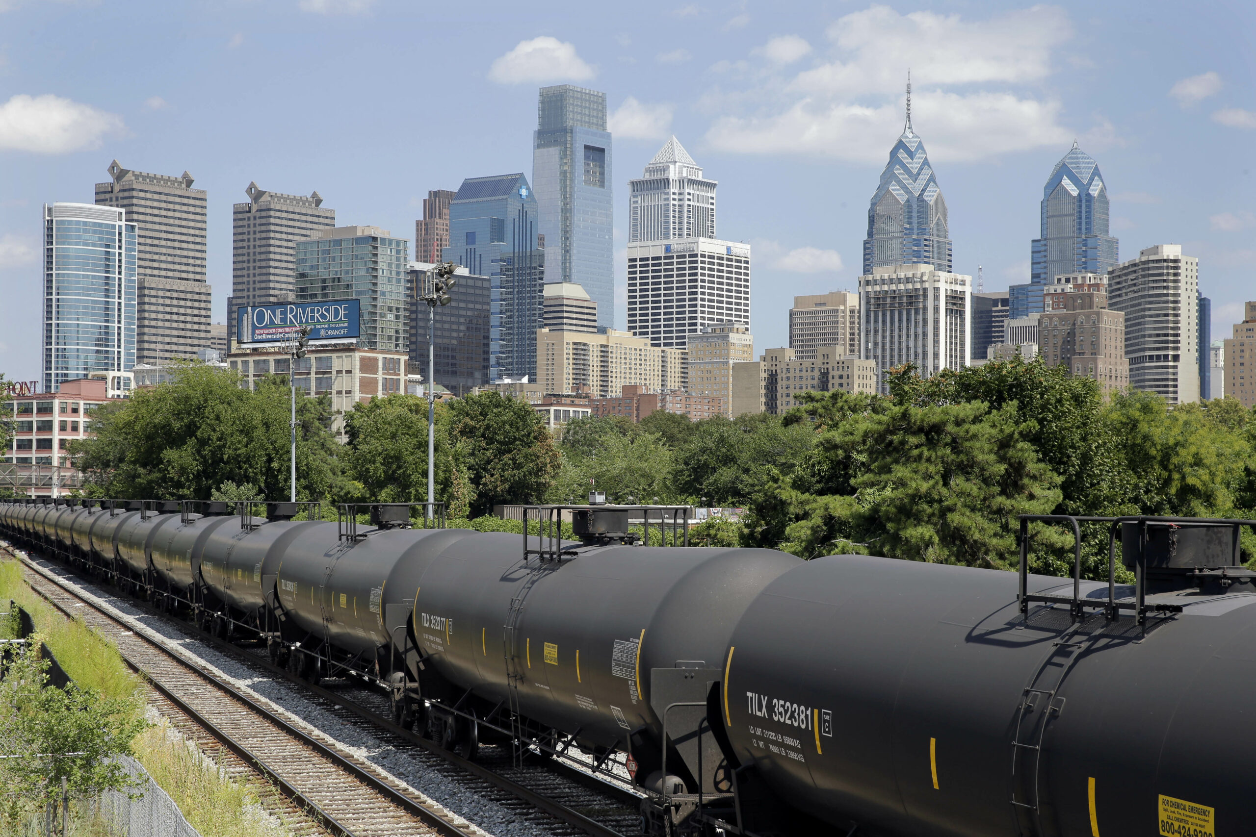 Oil industry asks Obama to tell railroads who’s boss