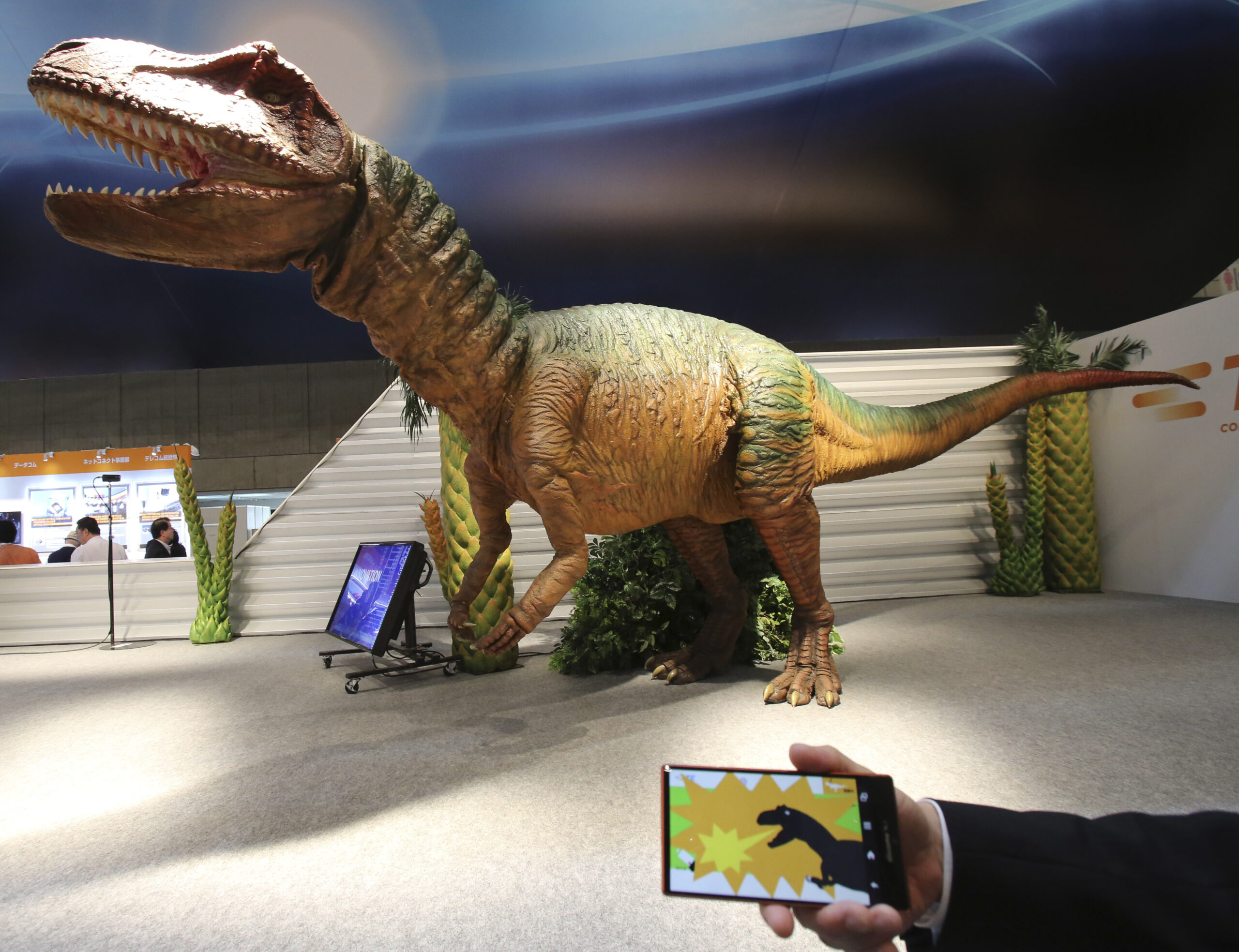 Funky robots display Japan’s latest technologies