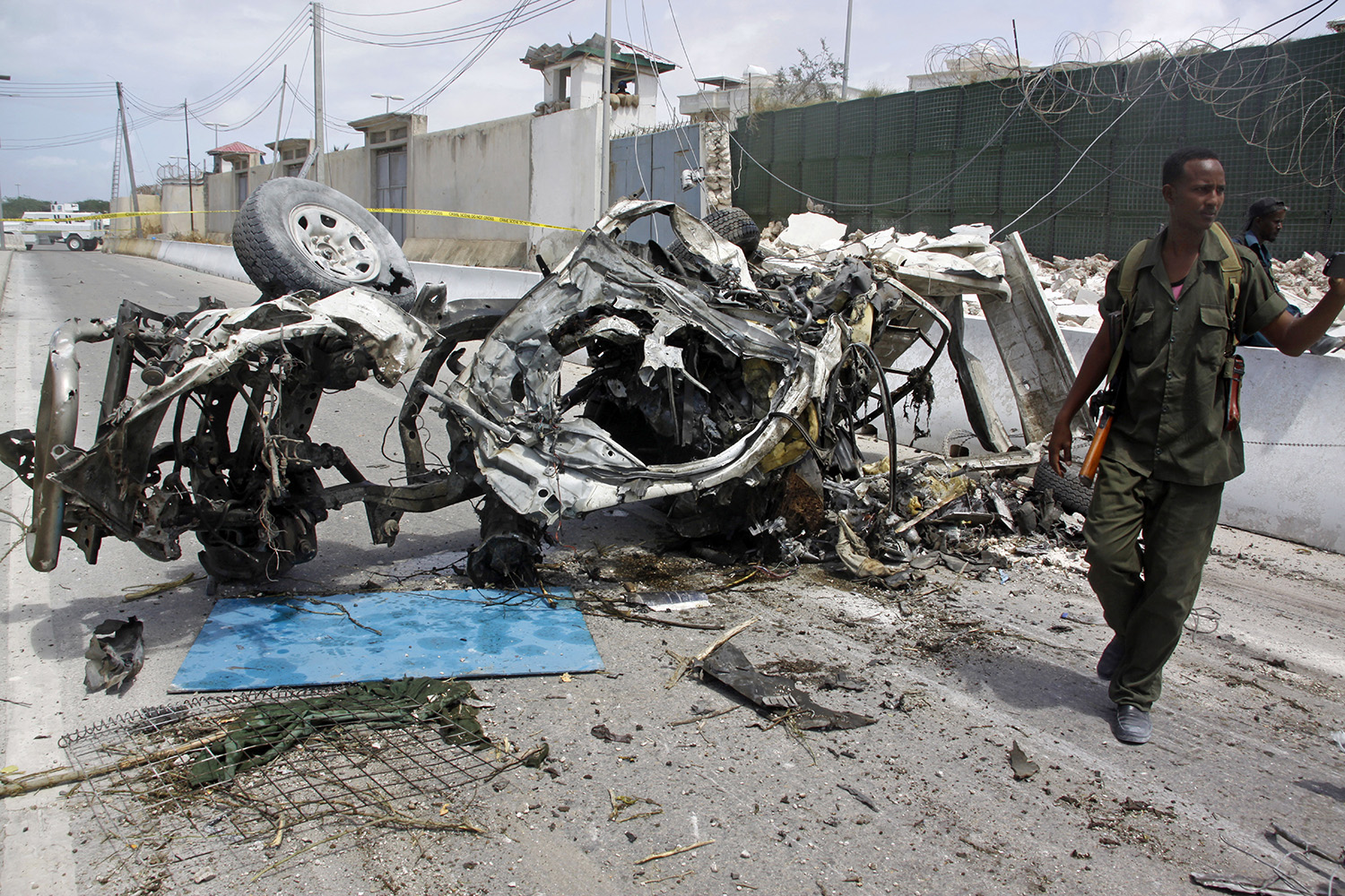 Twin car bombs kill 13 near UN office in Somalia