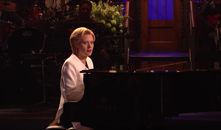 Sitting alone at a piano, SNL's Kate McKinnon tapped out the melancholy notes to 