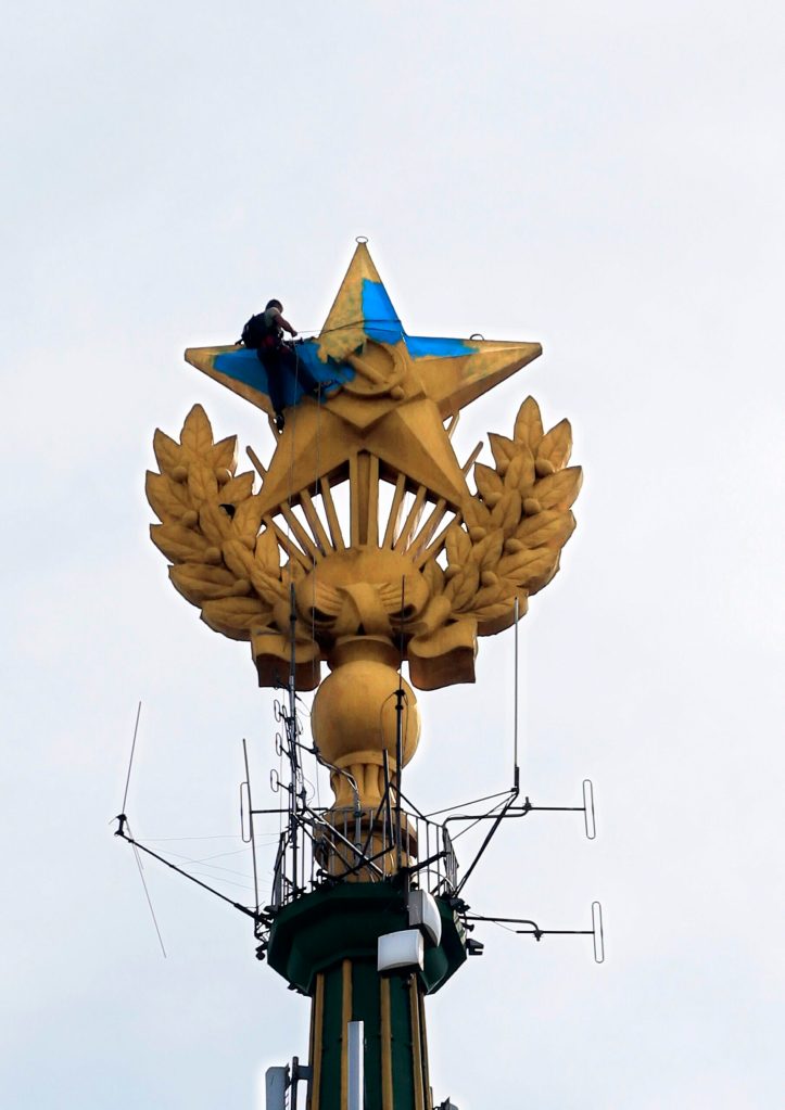 Protesters plant Ukraine flag on Moscow skyscraper