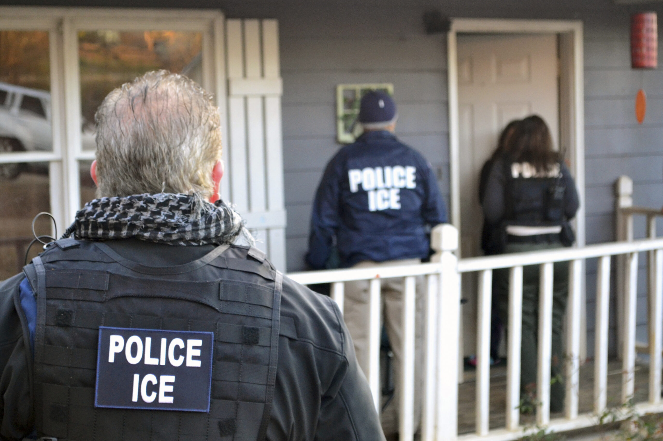 Immigration officers arrest 680 illegal immigrants, including many with criminal records