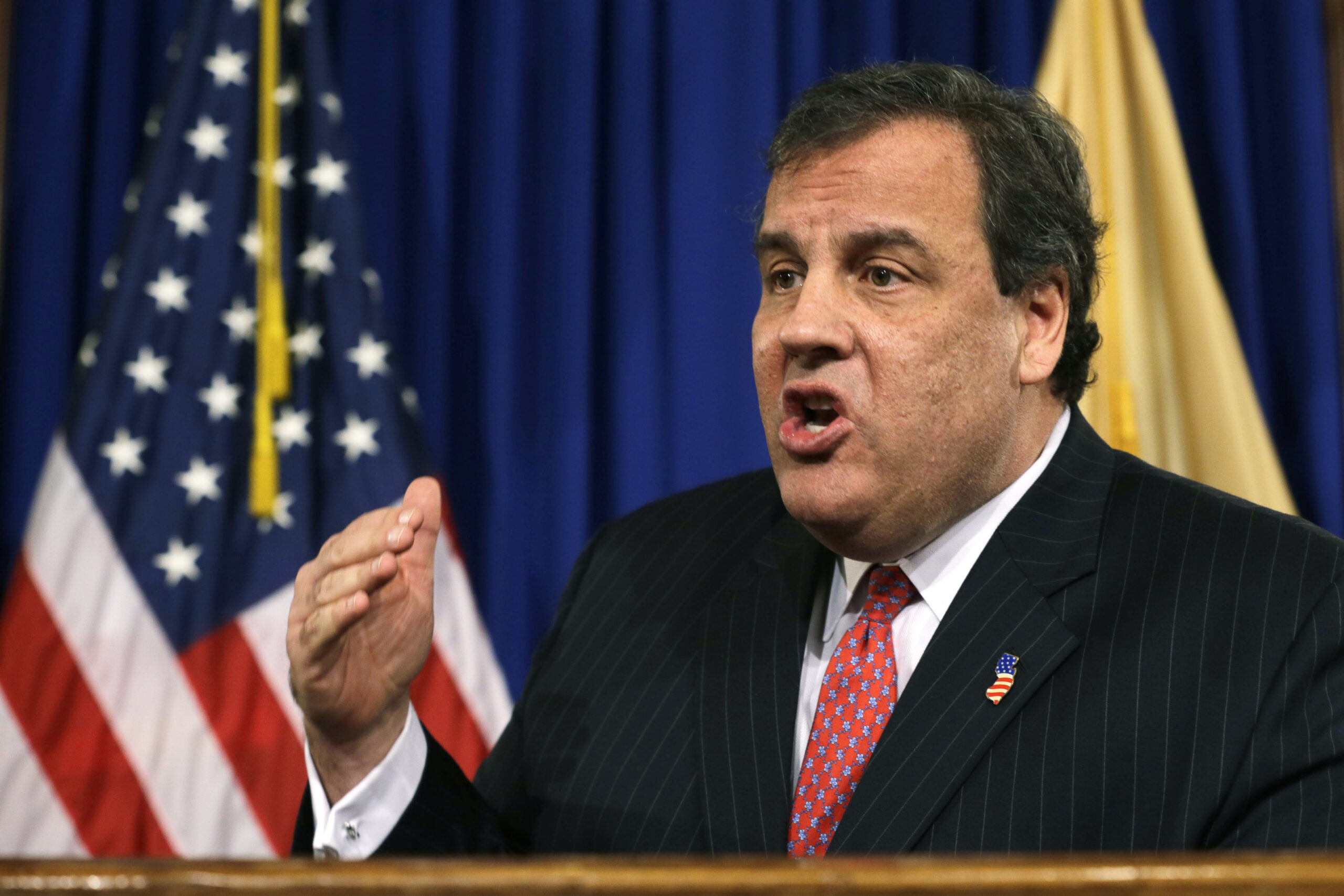 Chris Christie tries to defuse bully image as he apologizes for bridge scandal