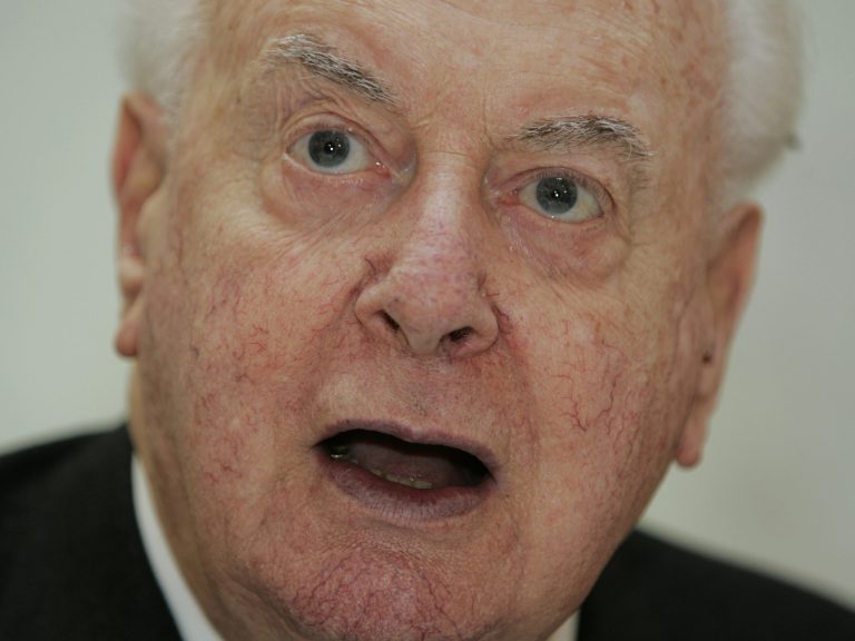 FILE - In this Nov. 7, 2005 file photo, former Australian Prime Minister Gough Whitlam addresses his audience at a book launch in Sydney. Whitlam, a flamboyant Australian prime minister and controversial social reformer whose grip on power was cut short by a bitter constitutional crisis, died on Tuesday, Oct. 21, 2014, his children said. He was 98. (AP Photo/Mark Baker, File)