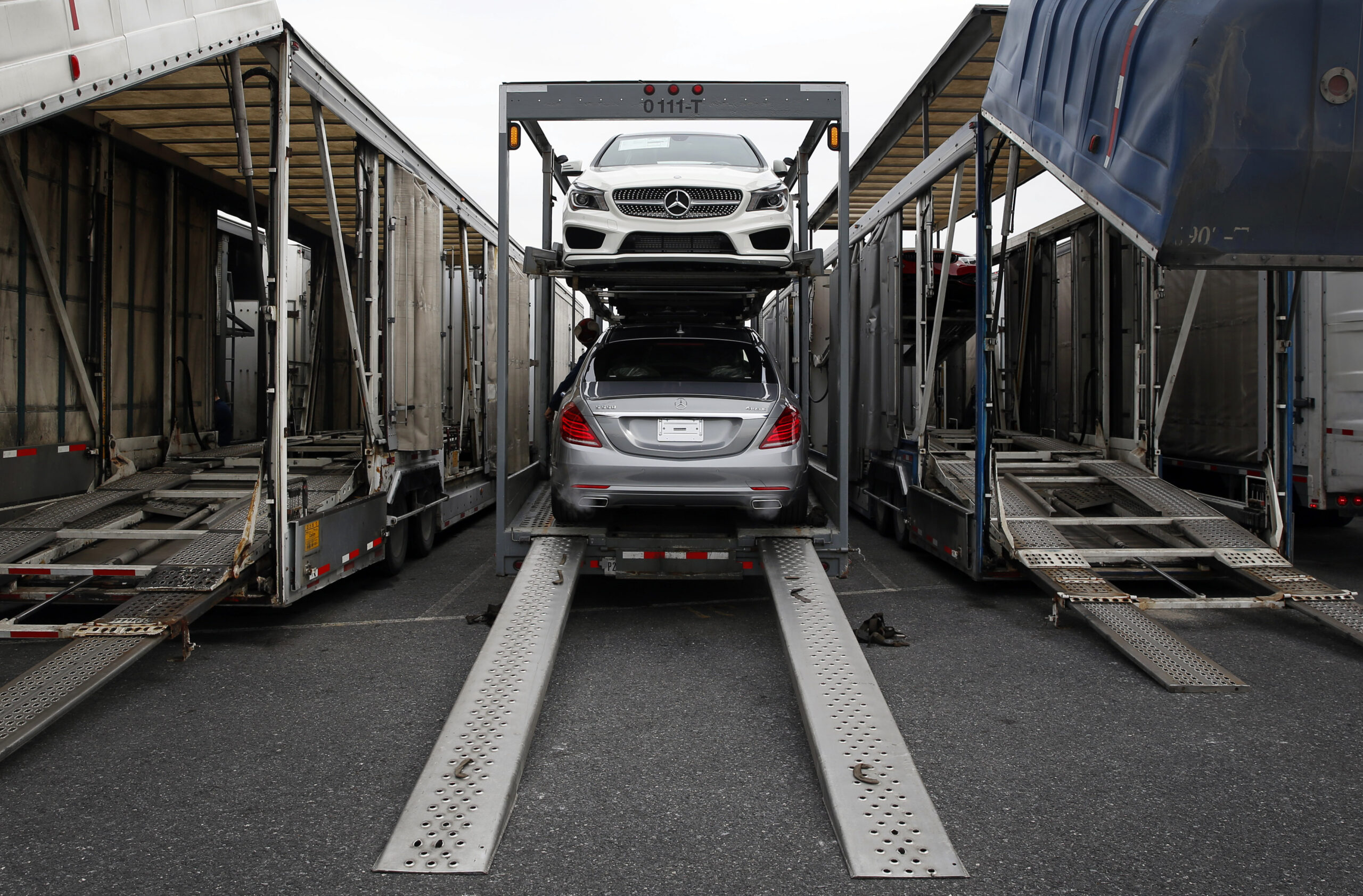 US trade deficit drops 3.6 percent in March