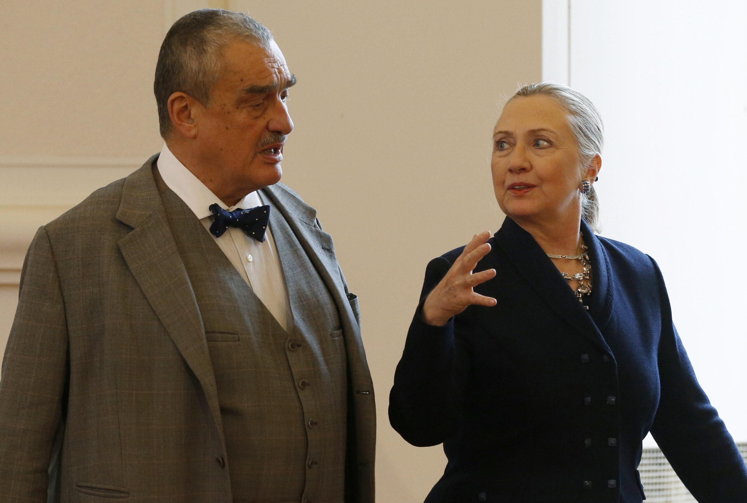 Clinton pushes US bid for Czech nuclear project