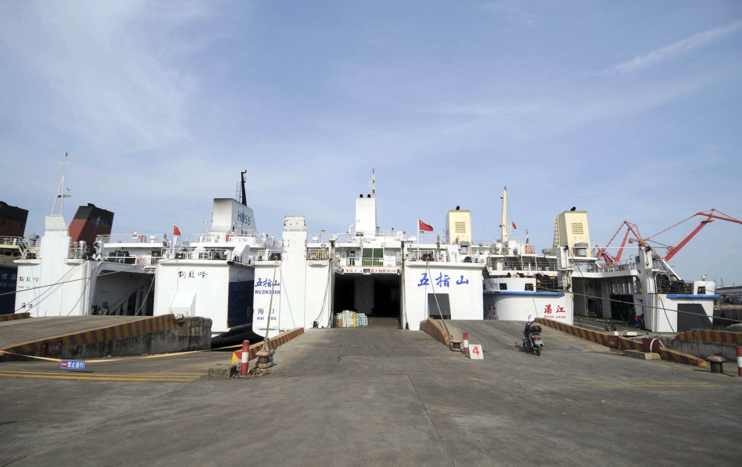 Chinese ships arrive in Vietnam to pick up workers