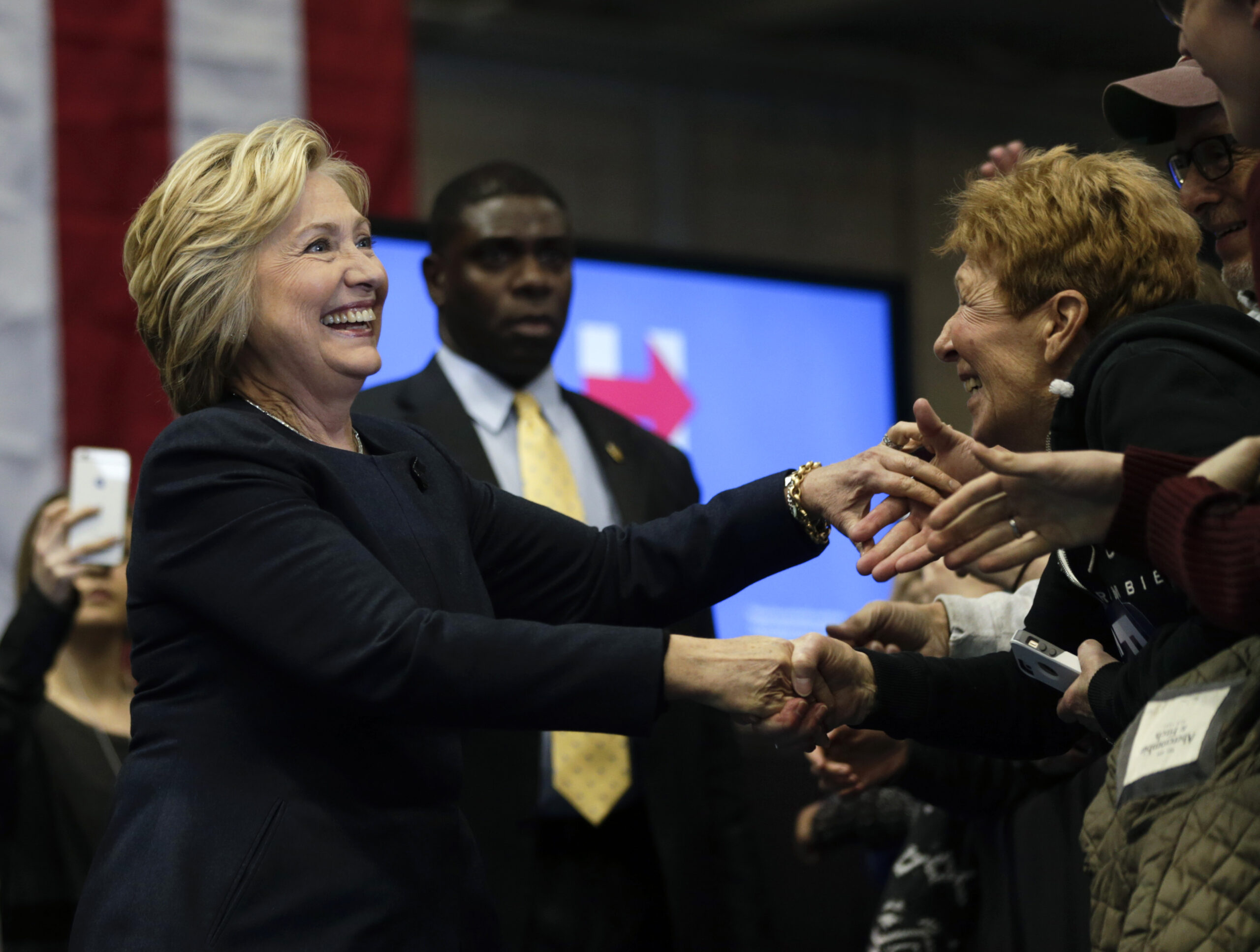 Poll: Clinton leads Sanders nationally