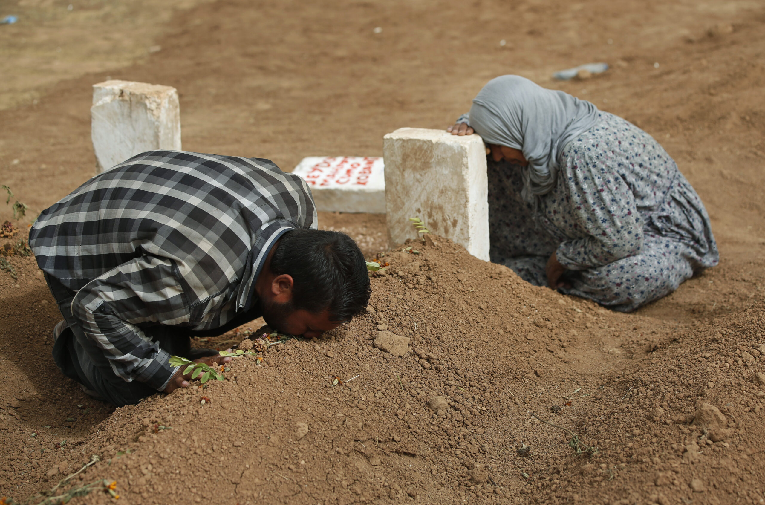 Kurds struggle to defend besieged Syrian town