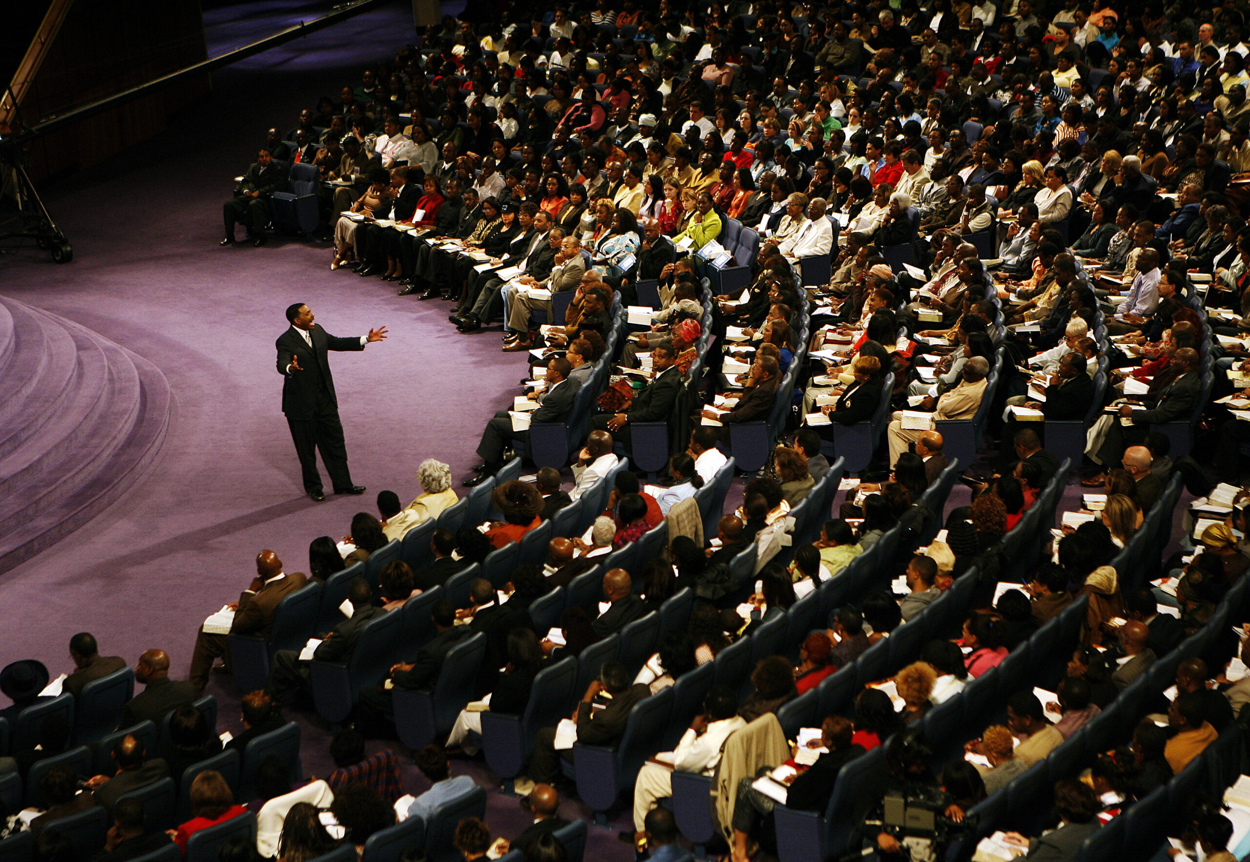 Police: Pastor Creflo Dollar choked, hit daughter