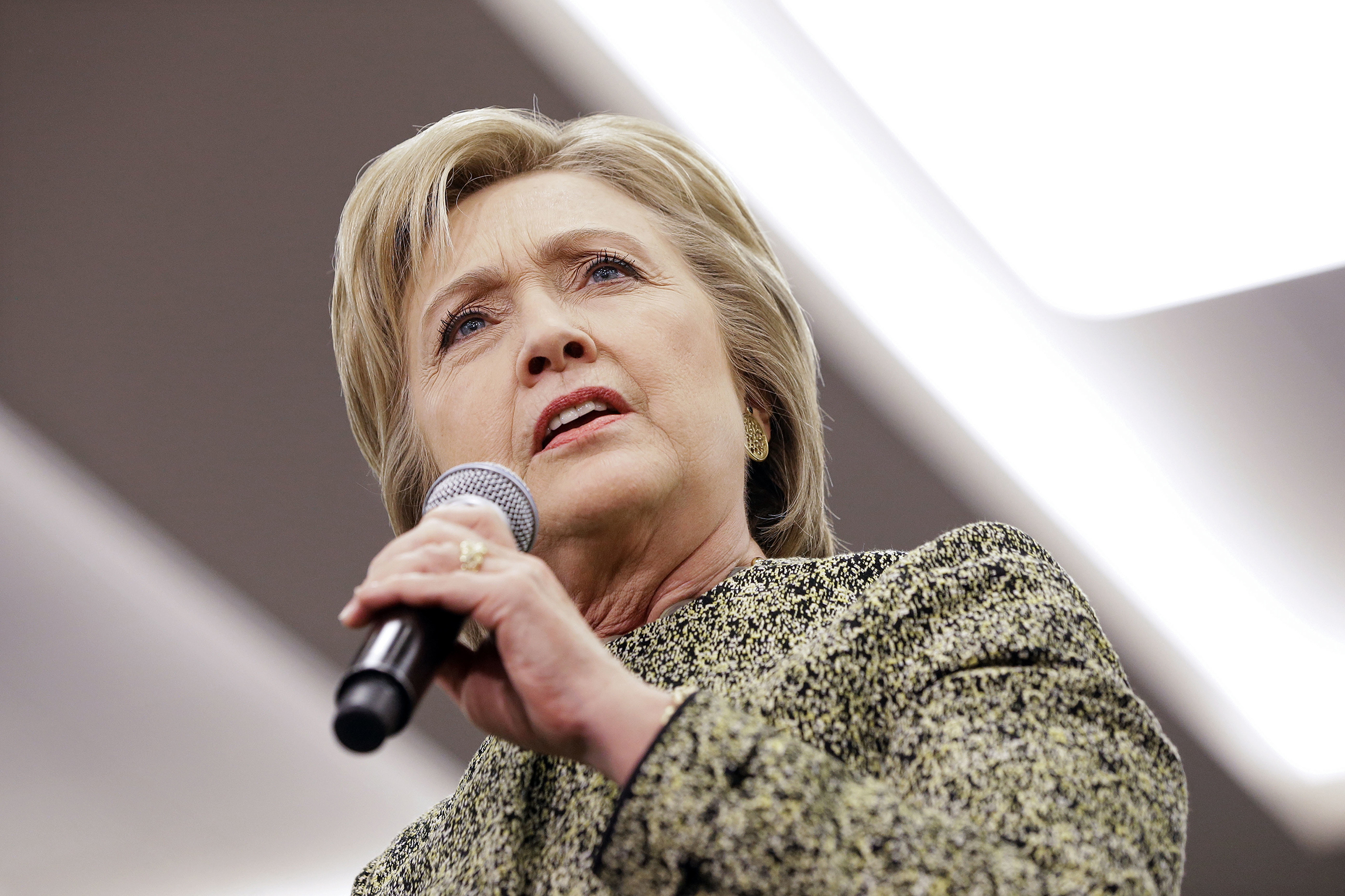 Clinton super PAC returns $200,000 in contributions