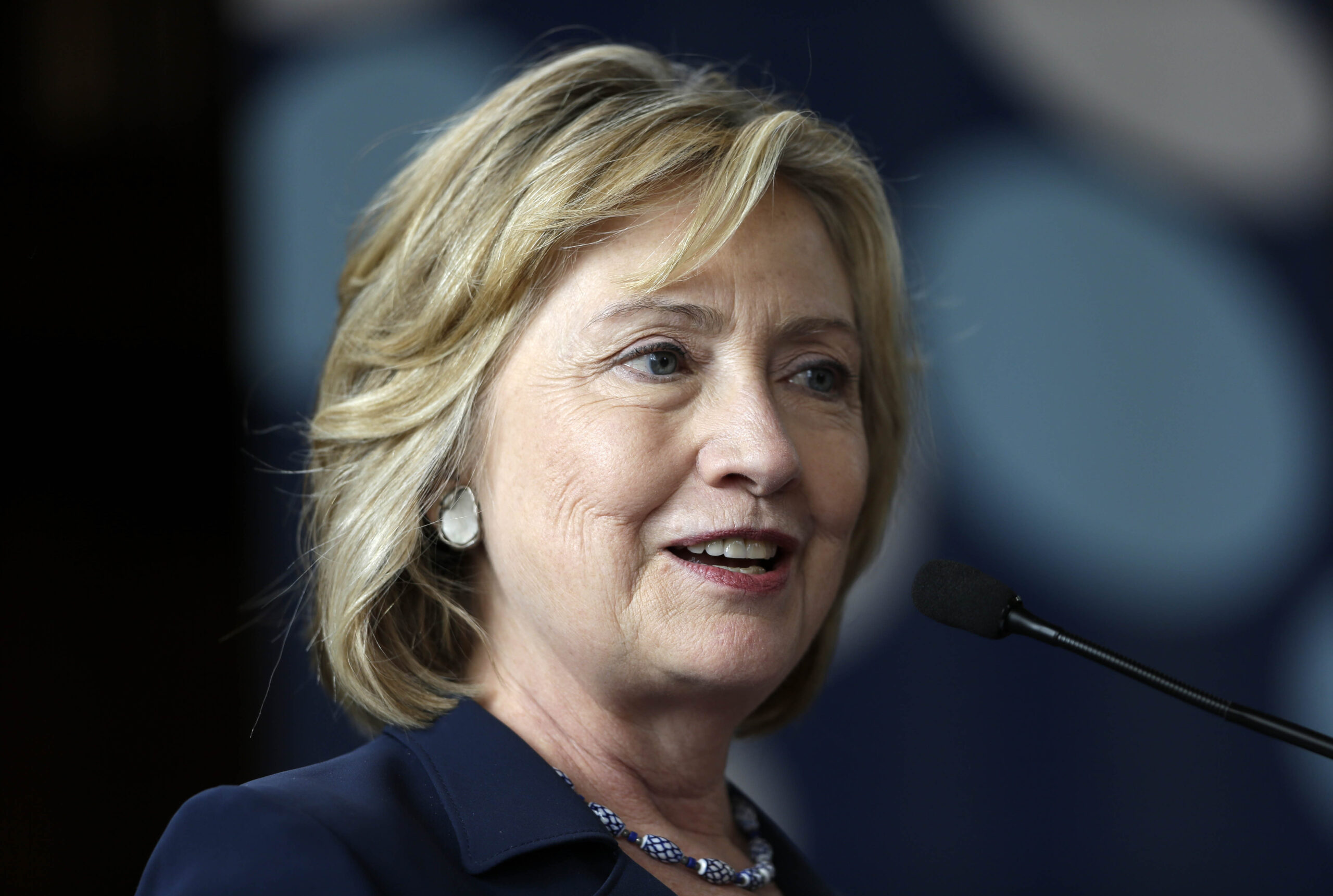 Conservative columnist touts Hillary Clinton for president