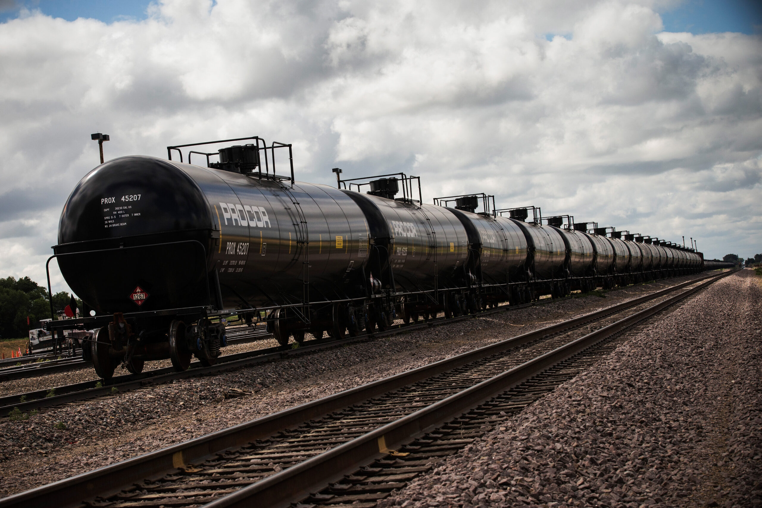 North Dakota hits record oil output as prices drop