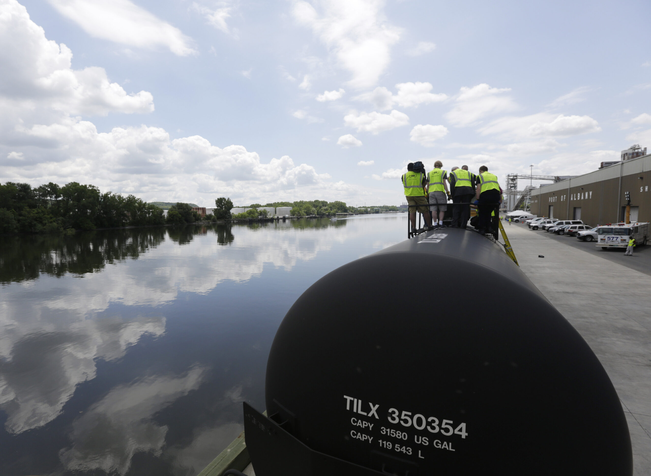 Oil train classroom-on-rails trains responders