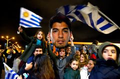 Uruguayan fans wait fruitlessly for banned Suarez