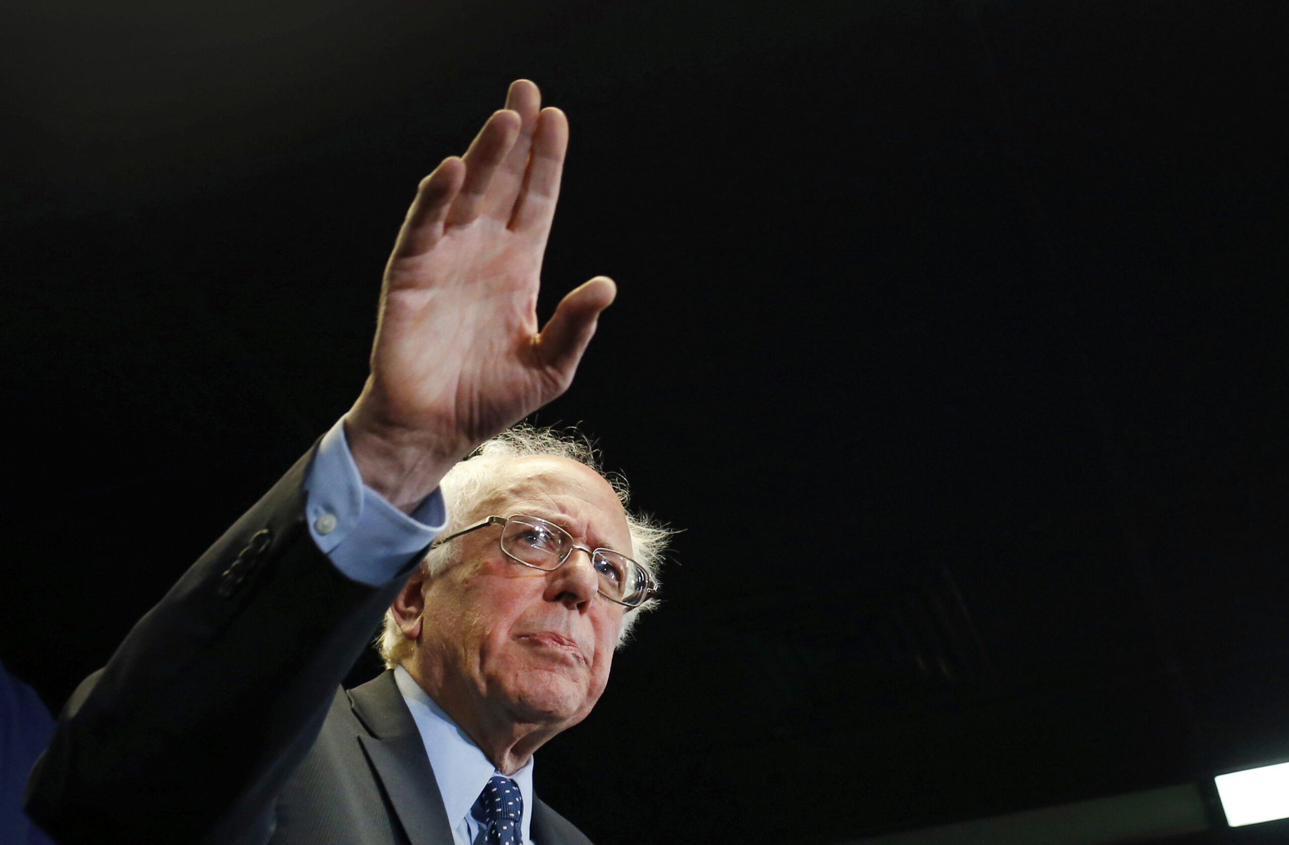 Clinton closes the gap against Sanders in N.H.