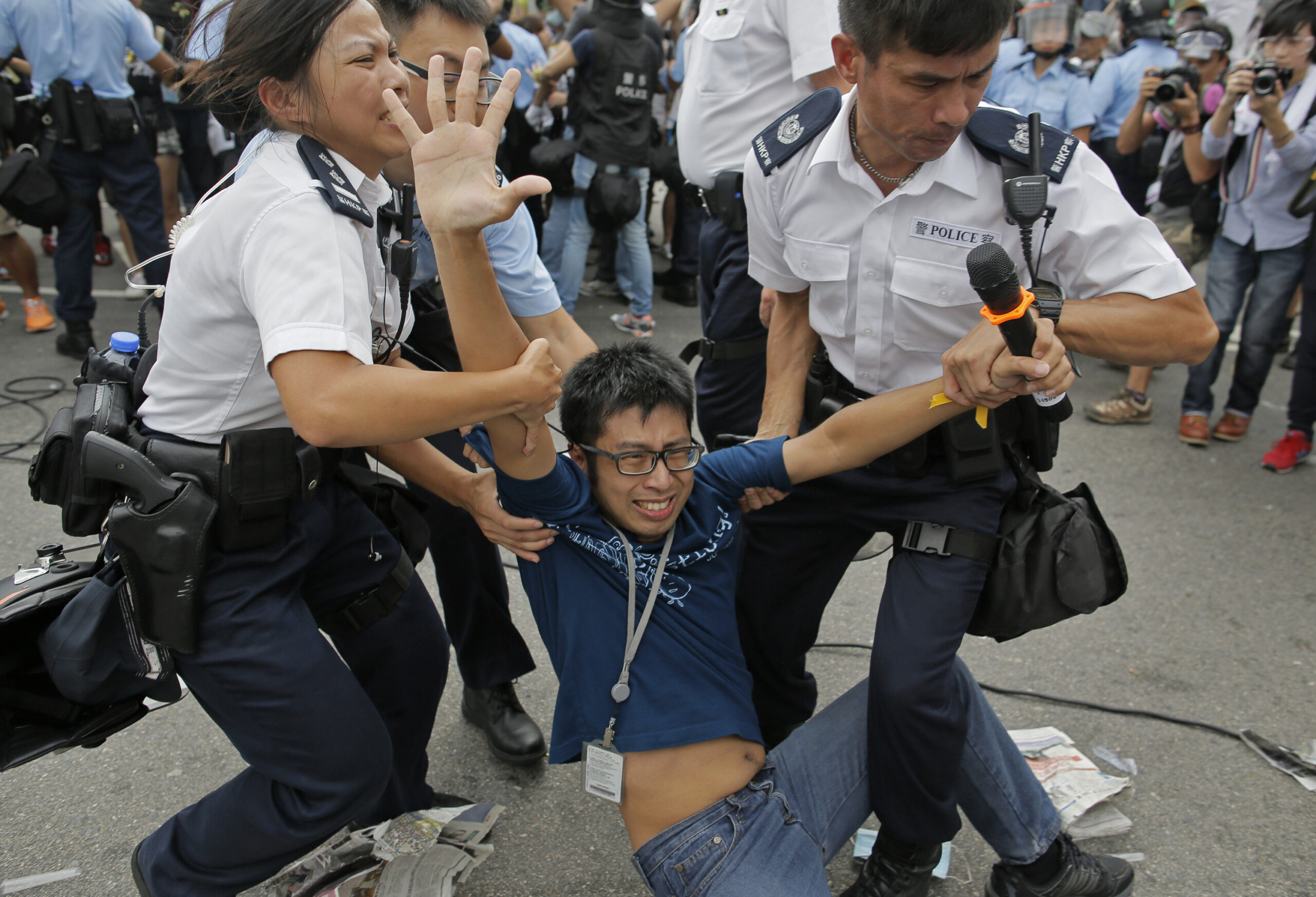 Hong Kong protesters set for talks; govt HQ shut