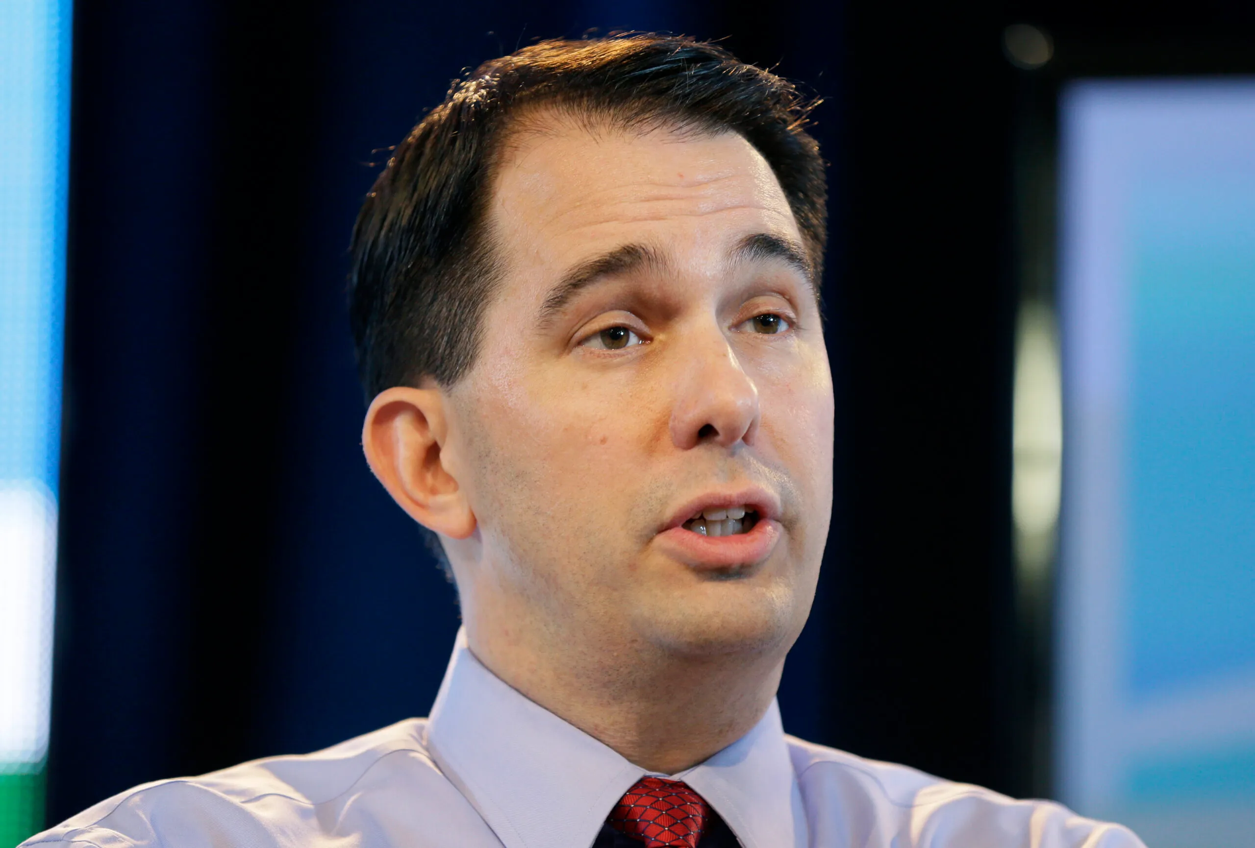 Scott Walker signs Wisconsin right to work bill