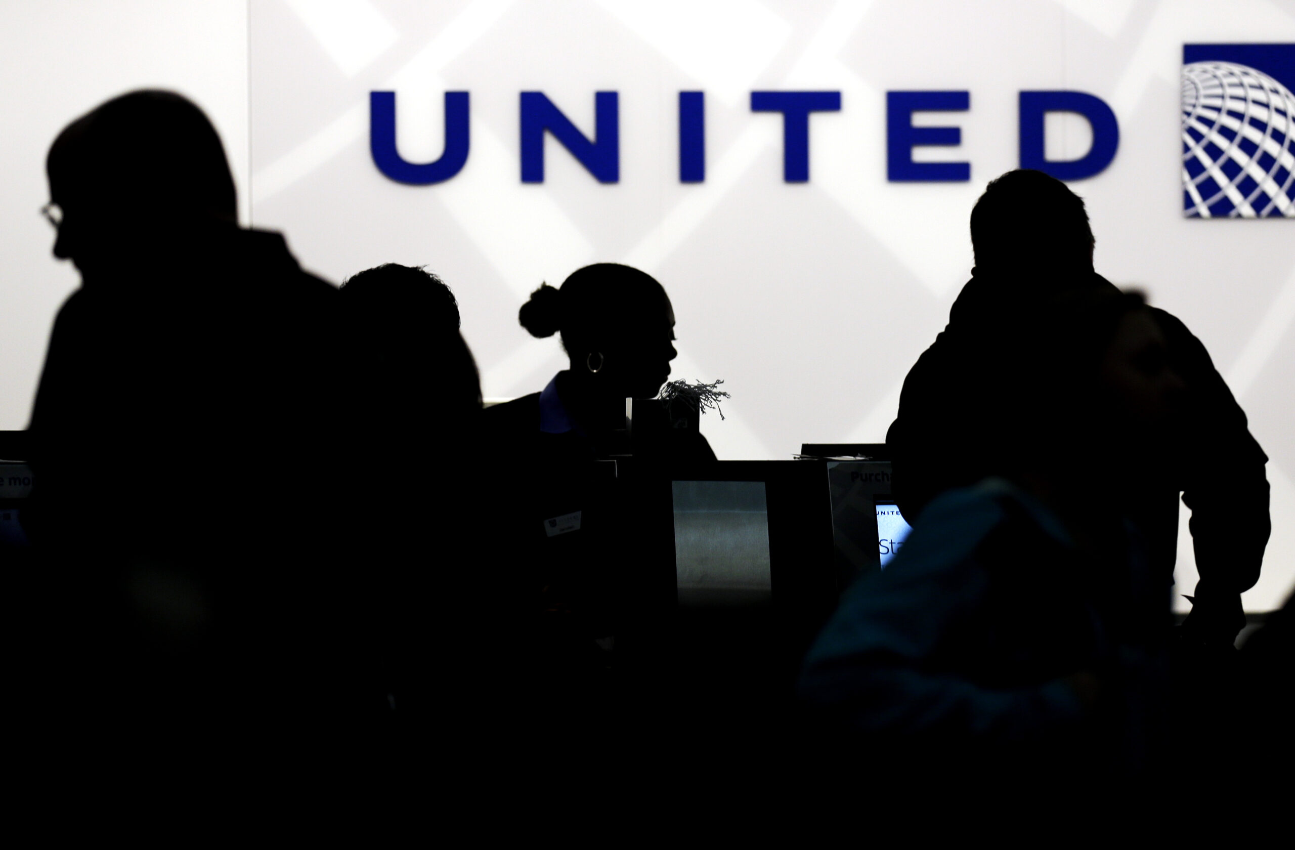 United Airlines posts 4Q profit of $140 million