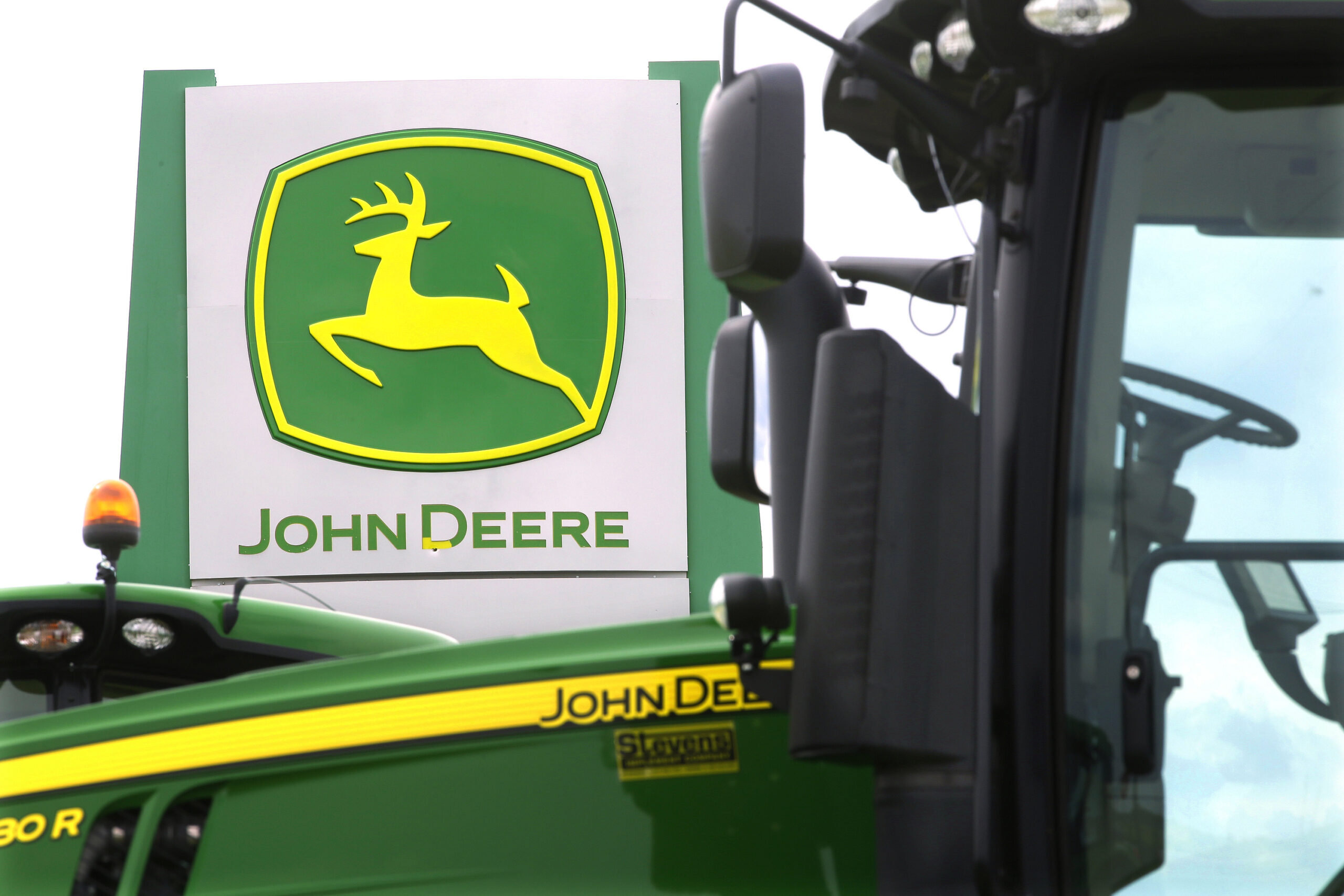 Rising oil prices, strong construction demand boost John Deere profit