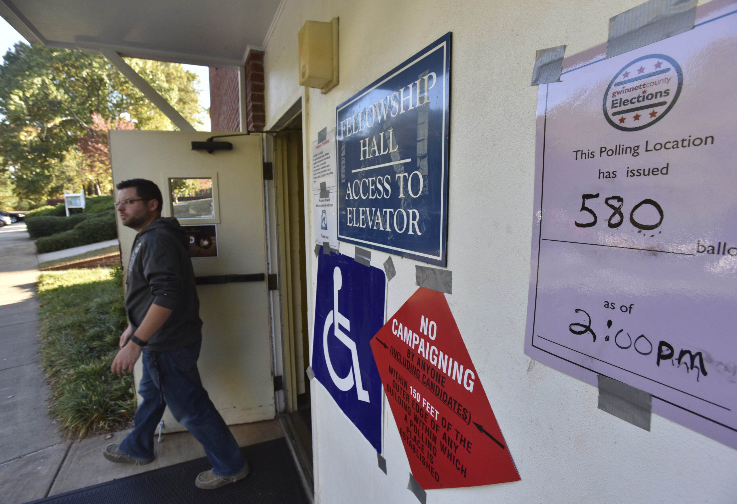 Looking for a clue in the exit polls: It’s those without a college degree