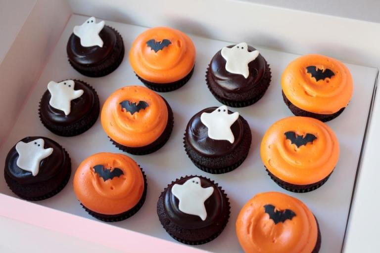 Cupcake sisters host spooky, gooey class at the Ritz