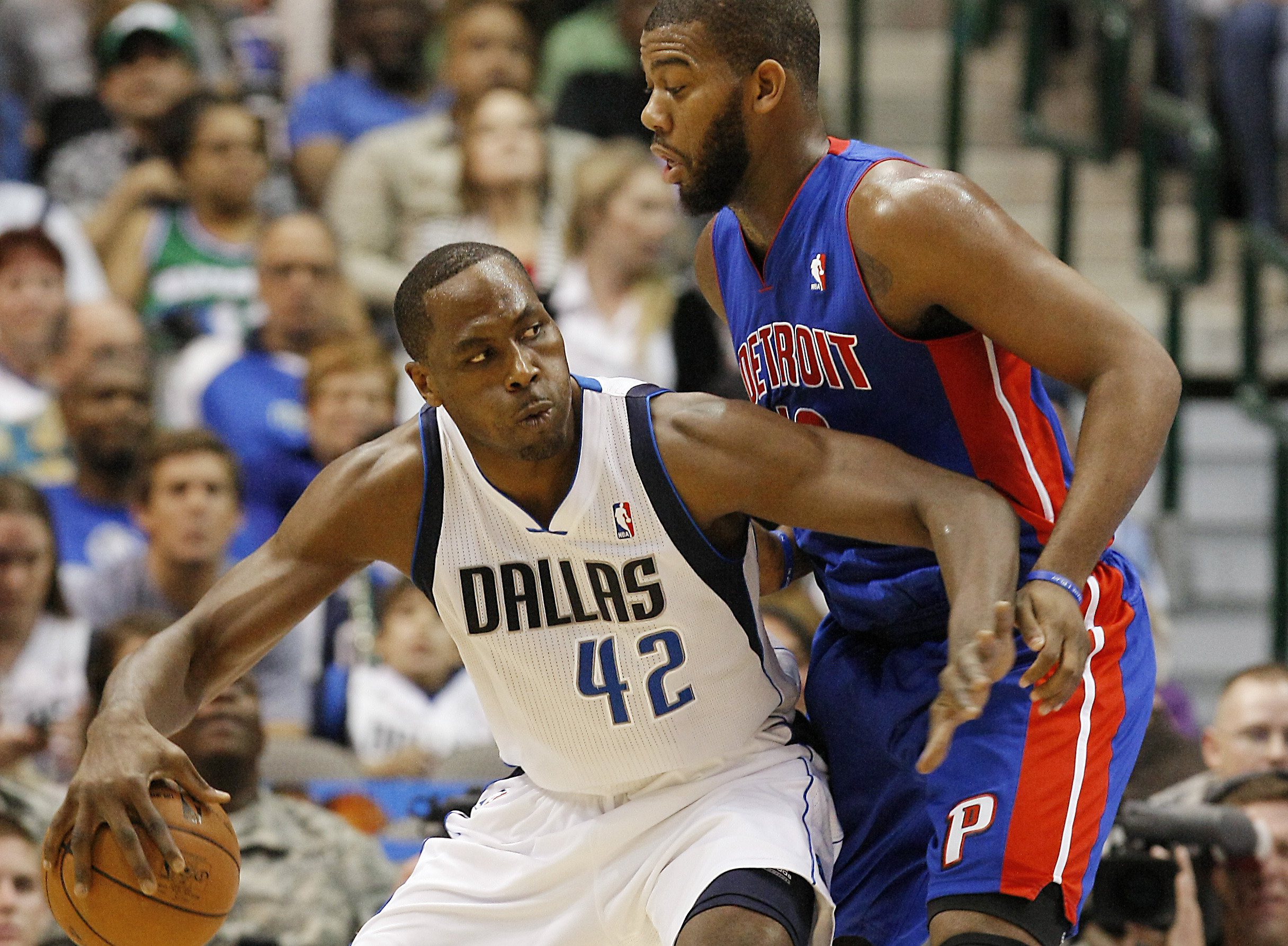 Mayo breaks slump, leads Mavs past Pistons, 92-77