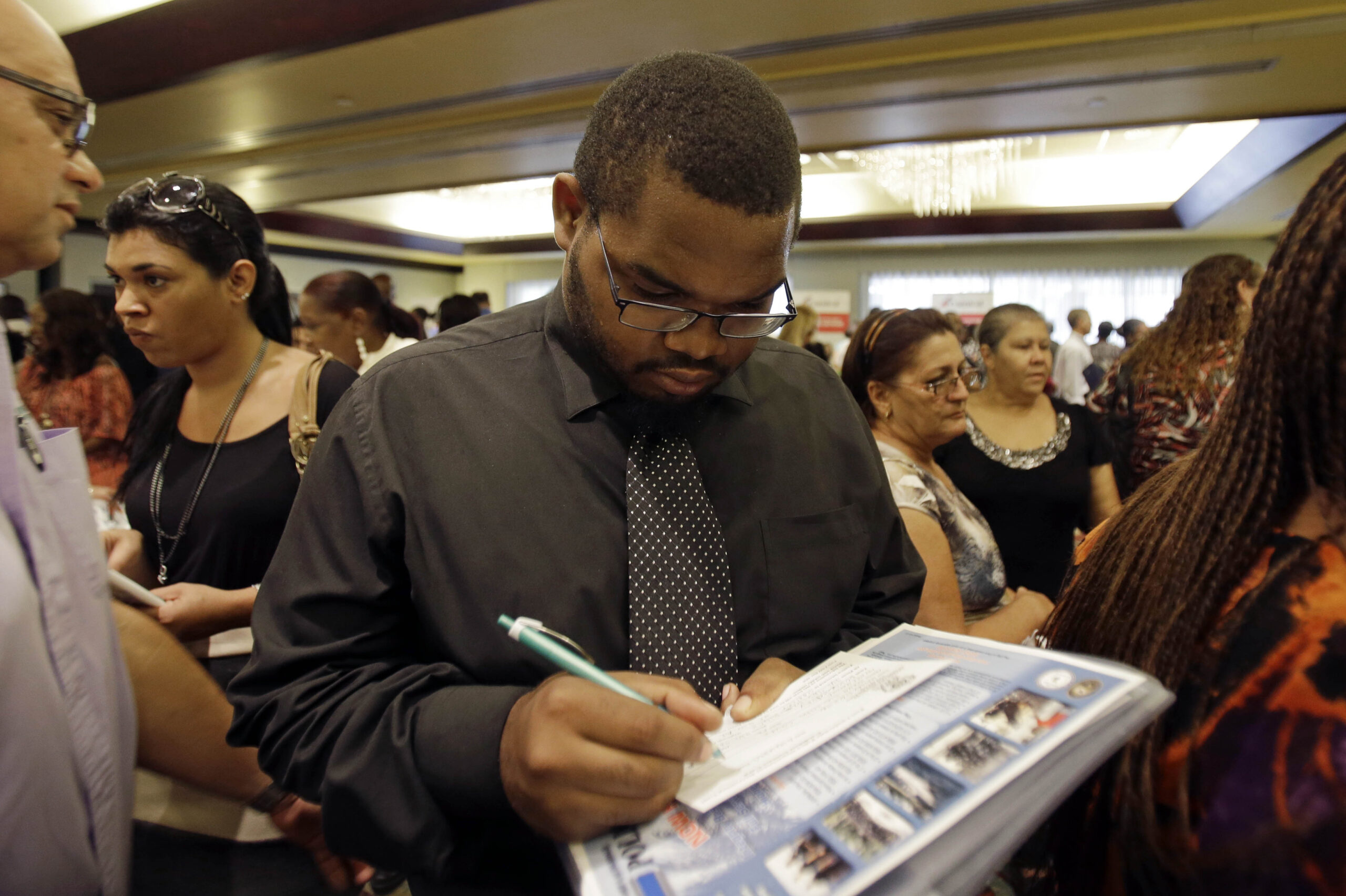 Fewest Americans since 2007 seek jobless benefits
