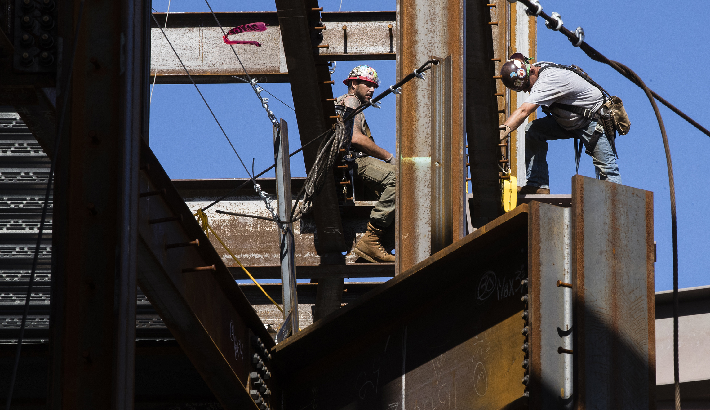 White House mulls rollback of pro-union rule in federal contracts