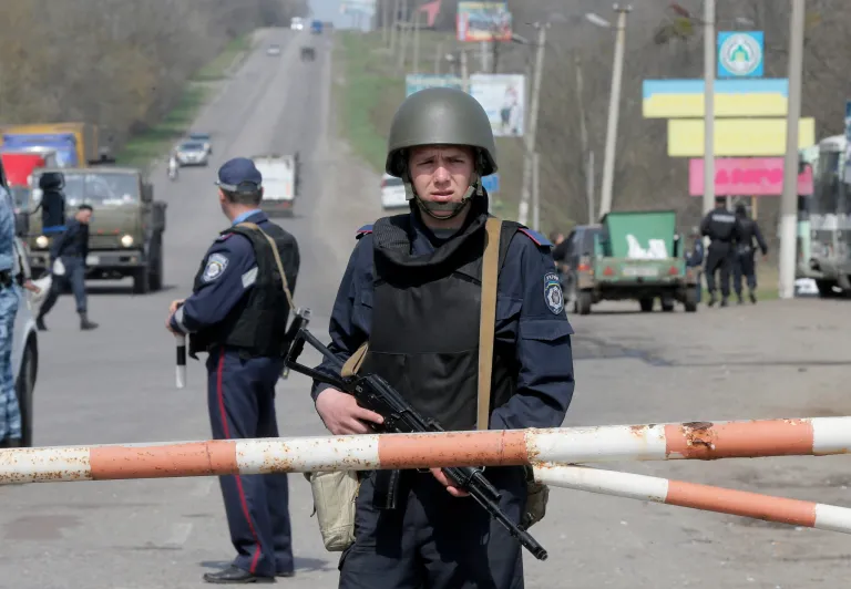 A Ukrainian soldier controls a road  outskirts of Izyum, Eastern Ukraine, Thursday, April 17, 2014. Ukraine is hoping to placate Russia and calm hostilities with its neighbor even as the U.S. prepares a new round of sanctions to punish Moscow for what it regards as fomenting unrest. (AP photo/Efrem Lukatsky)