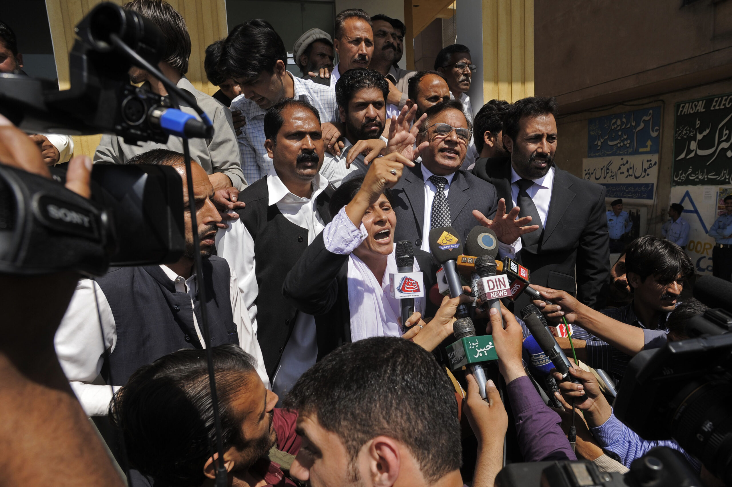 Pakistan’s Musharraf flees court to avoid arrest