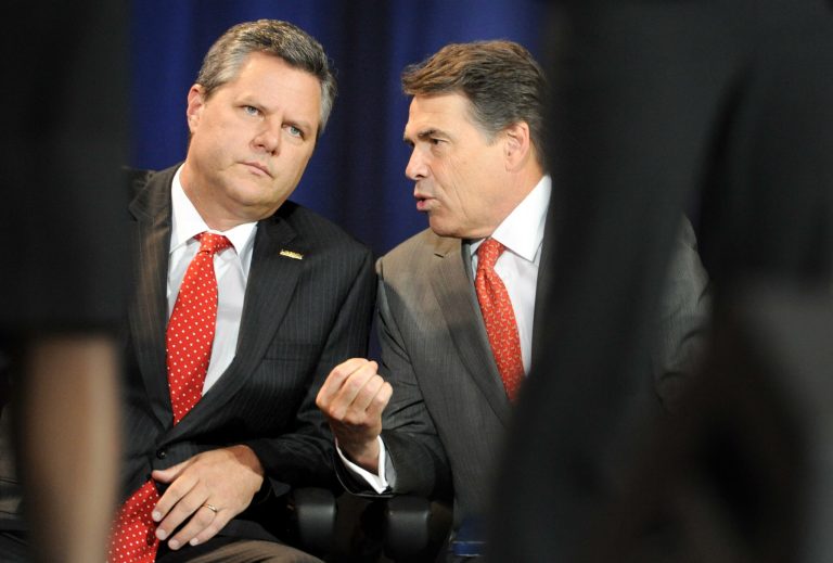 Perry trumpets values to Va. evangelicals
