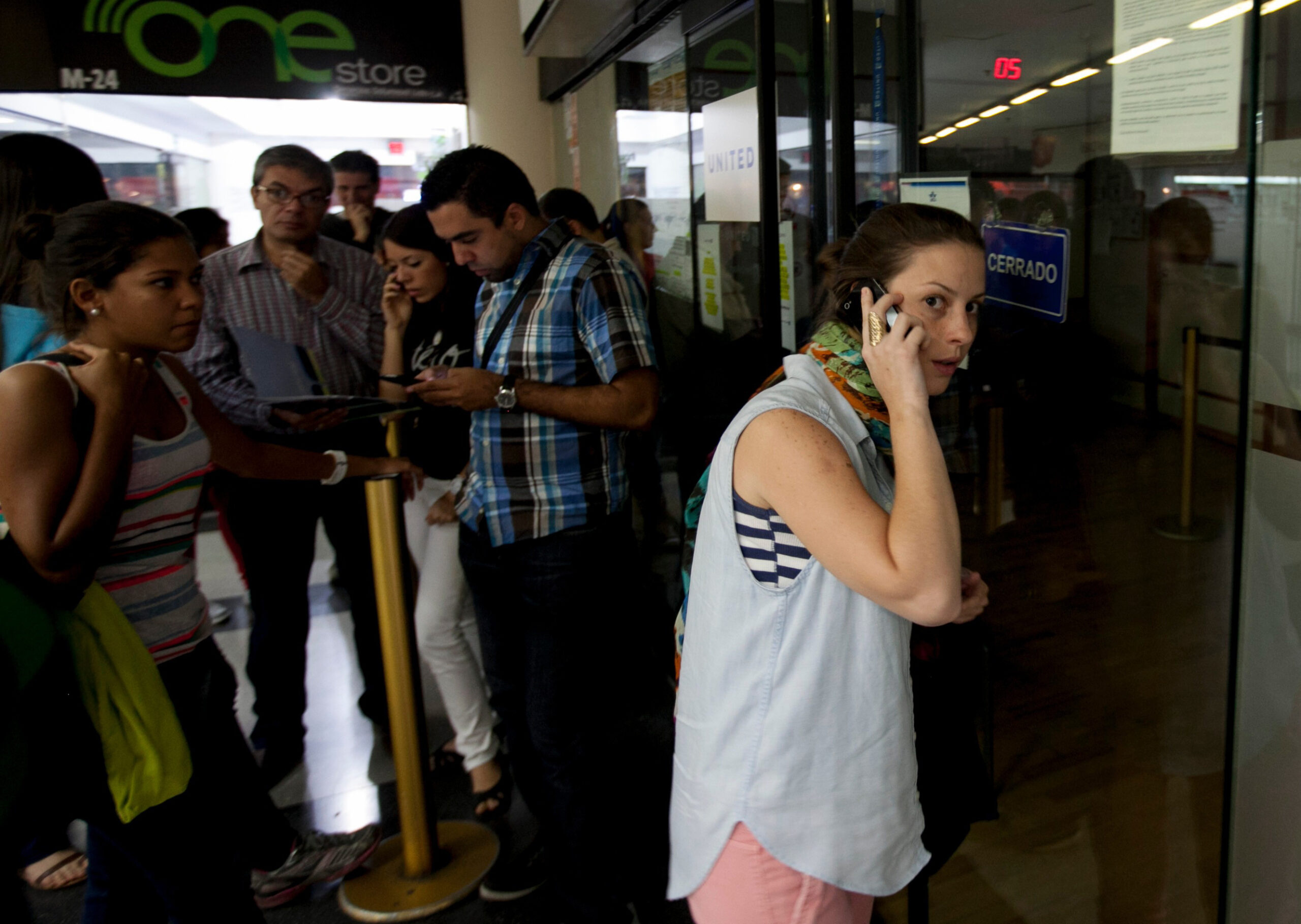Airlines halt ticket sales in Venezuela