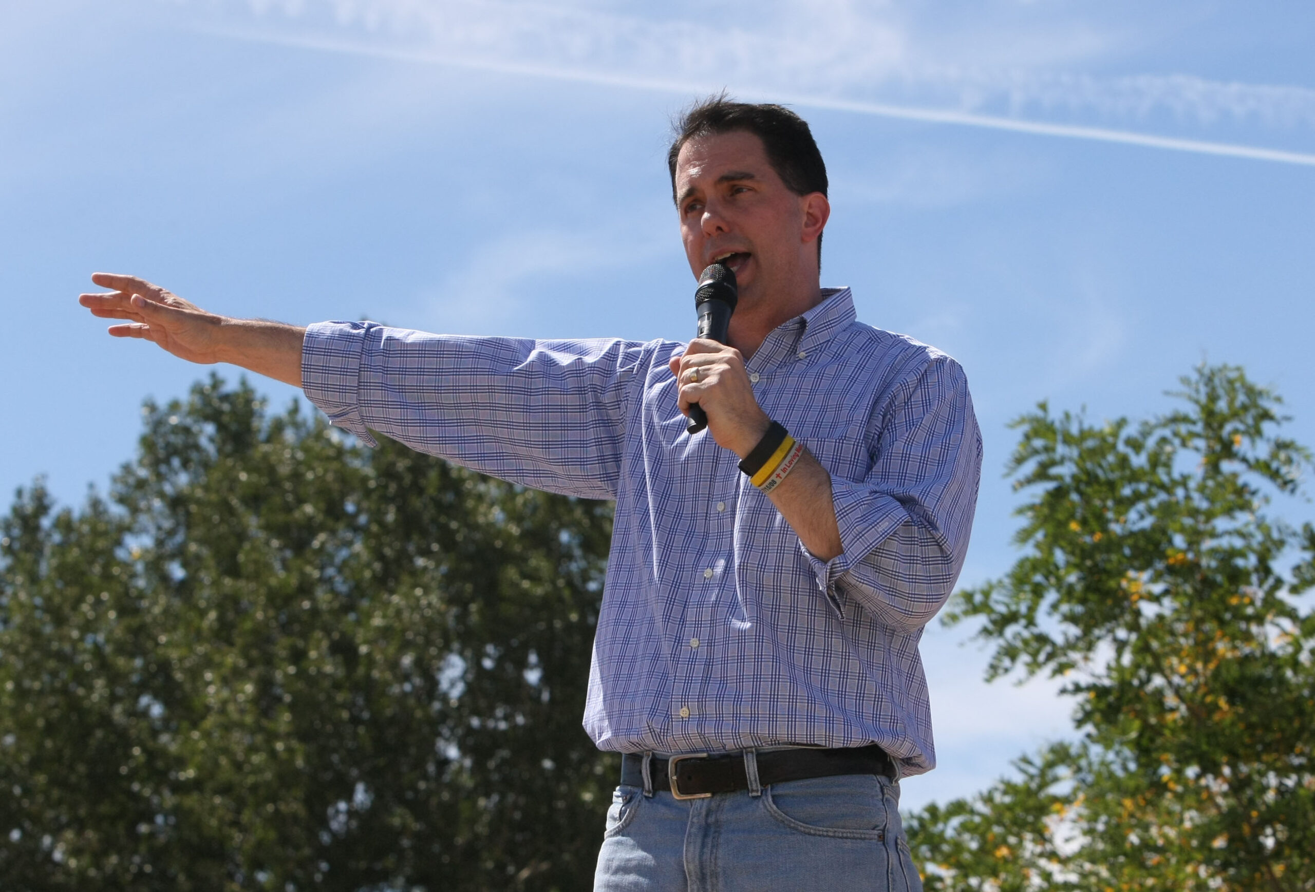 Walker positions himself close to Trump on immigration