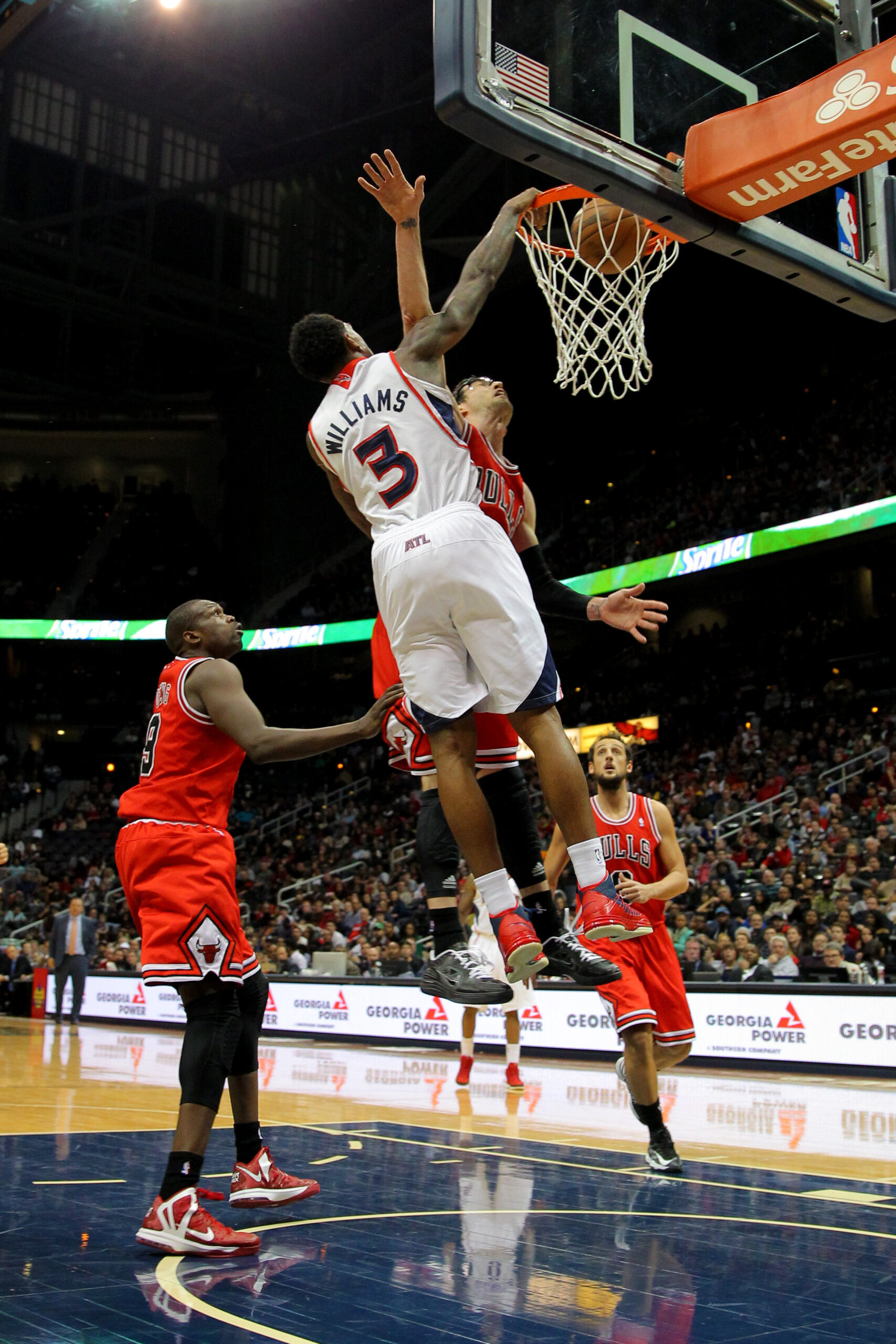 Horford lifts Hawks to 92-75 win over Bulls