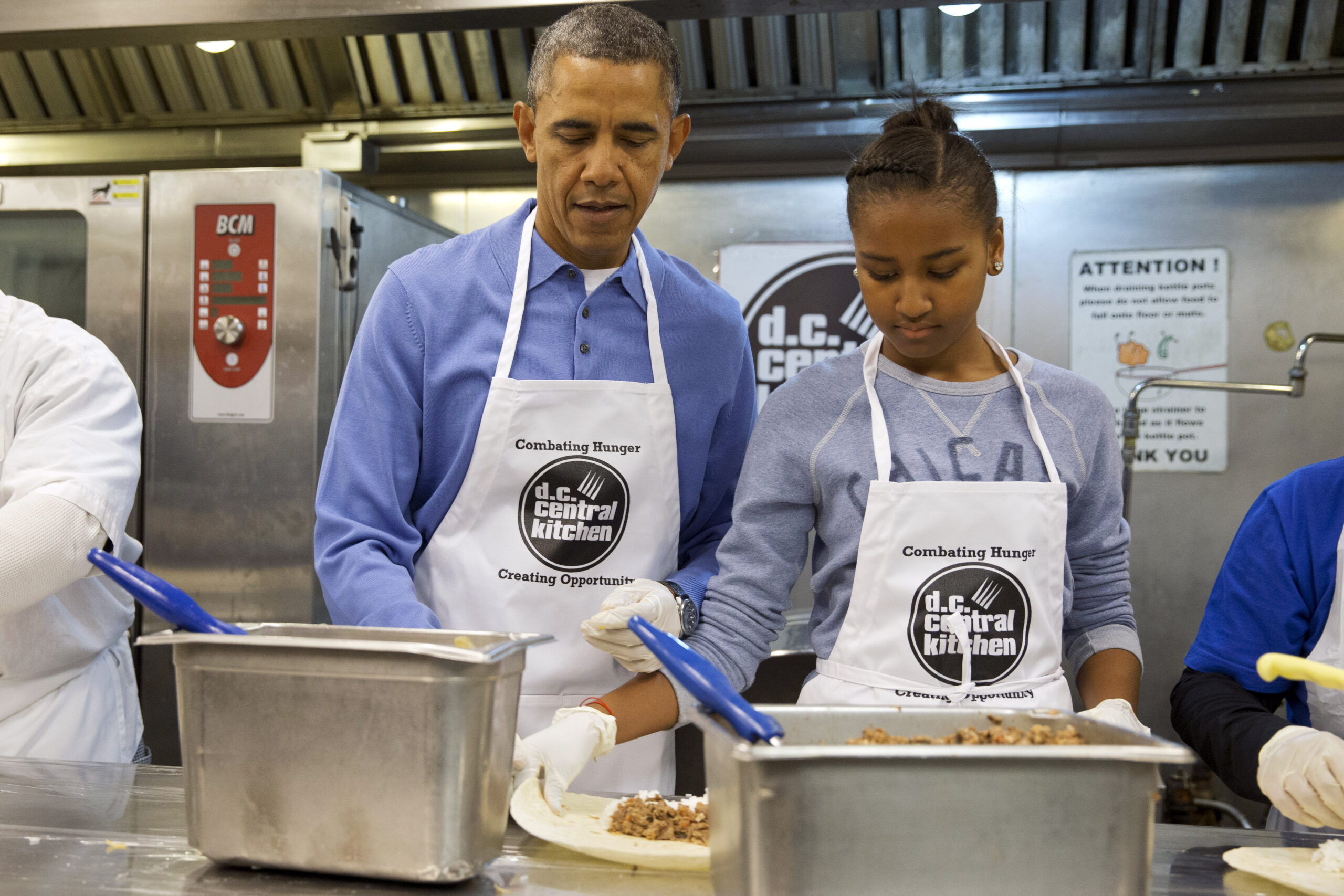 Obama celebrates MLK holiday, visits soup kitchen