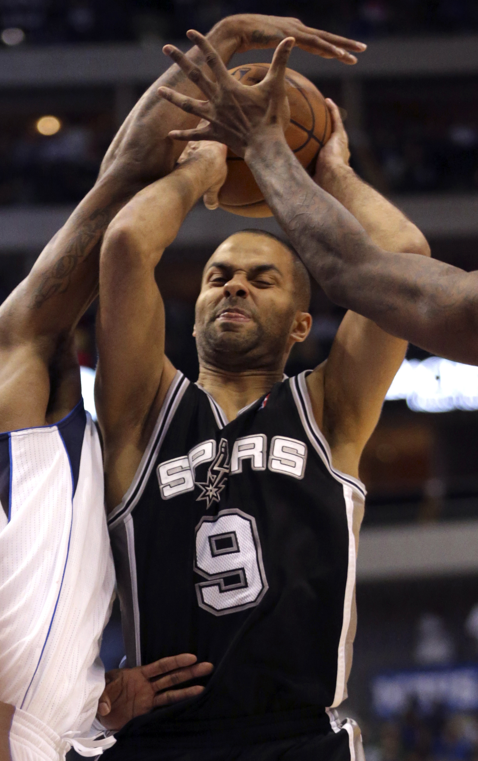 Big 3 help Spurs send Mavs to sixth straight loss
