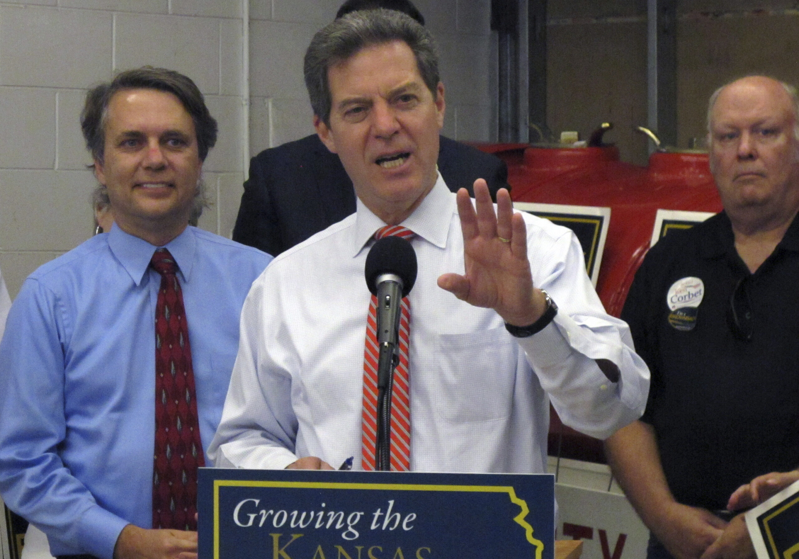 Kansas governor boasts of one-point lead