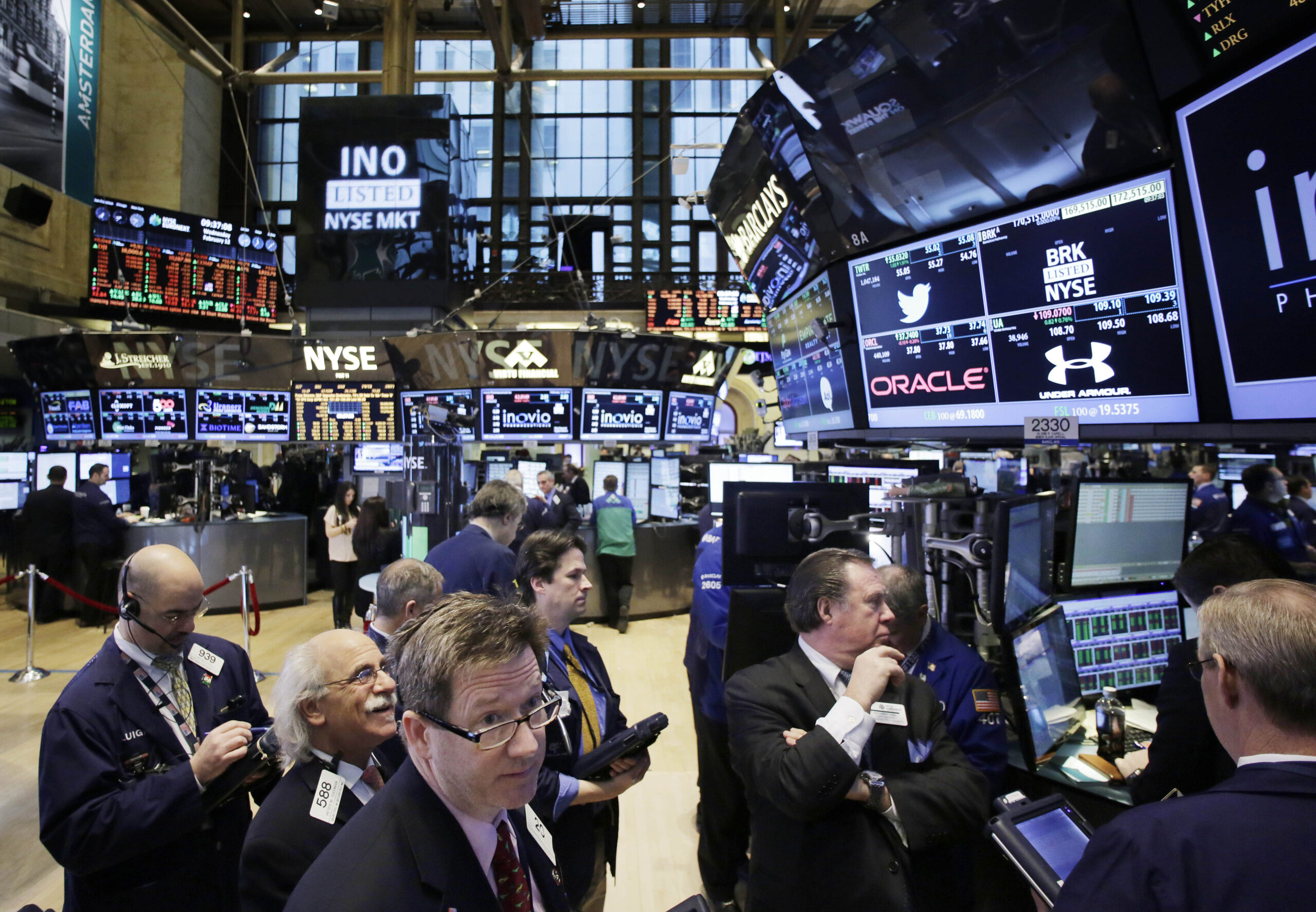 Stocks edge higher in quiet, post-holiday trading