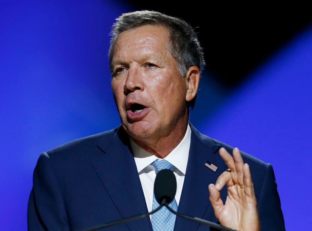 Kasich joins the attack against Trump over Muslim comments