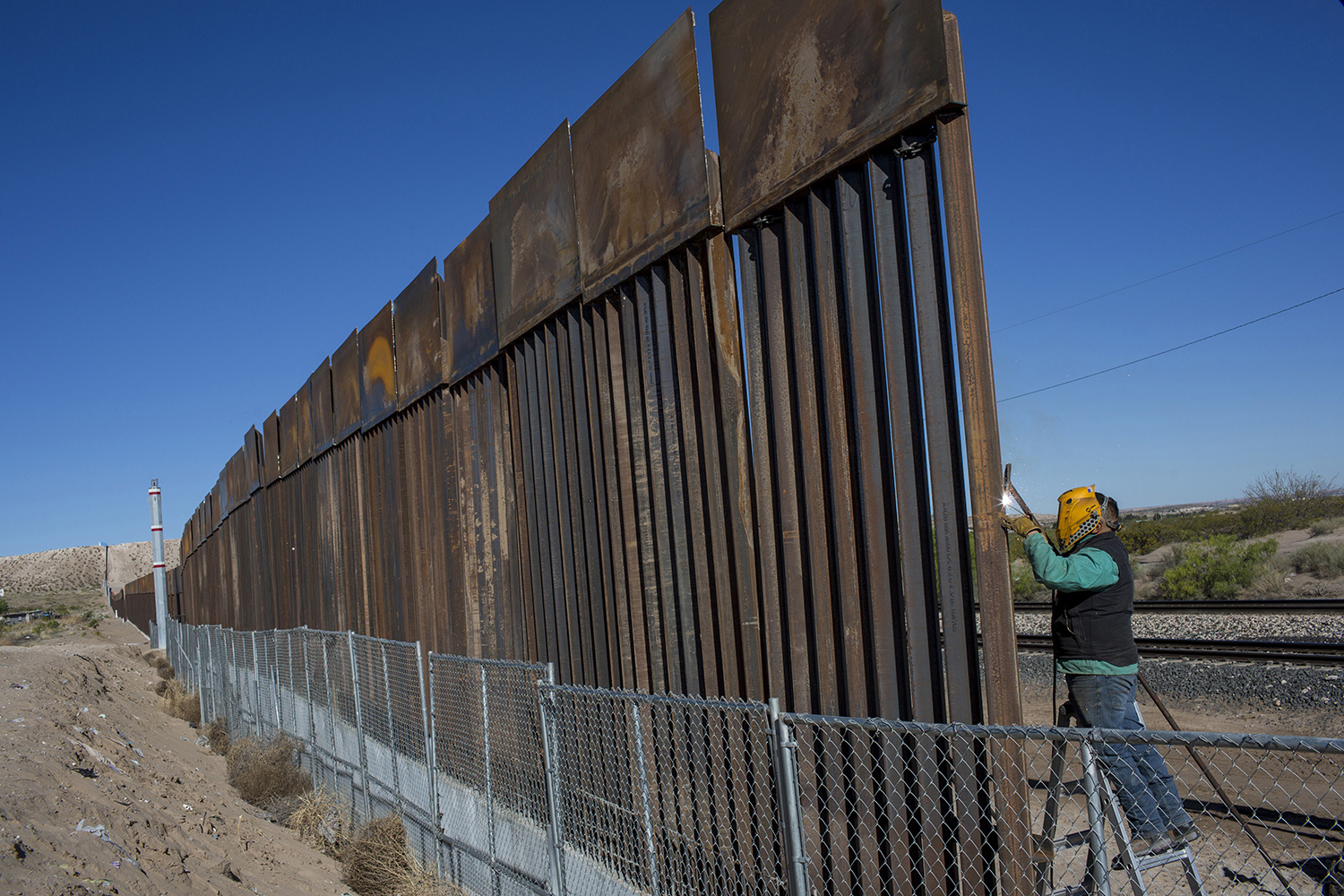 Trump won’t commit to signing spending bill that doesn’t fund his border wall