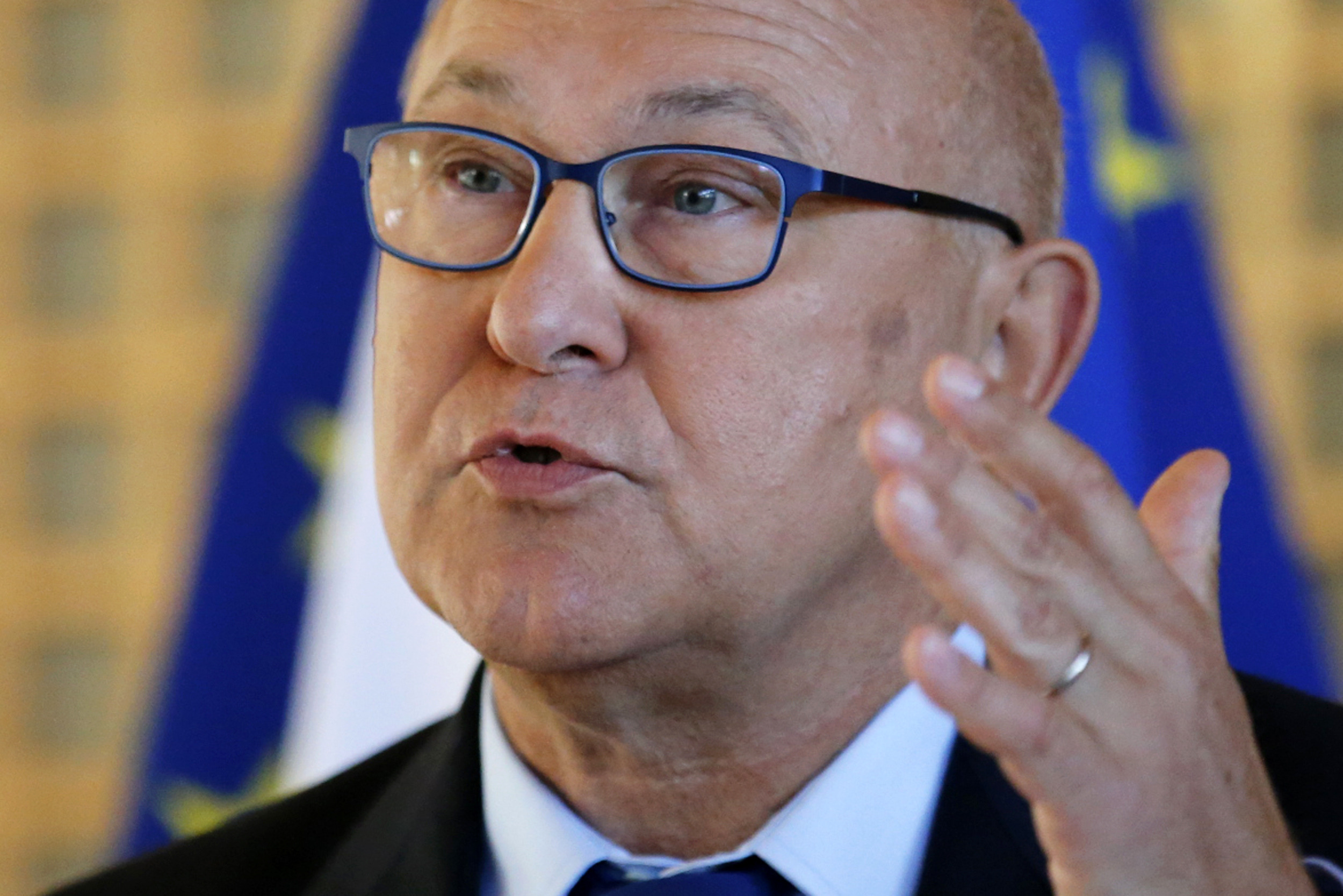Stalled France to miss deficit target until 2017