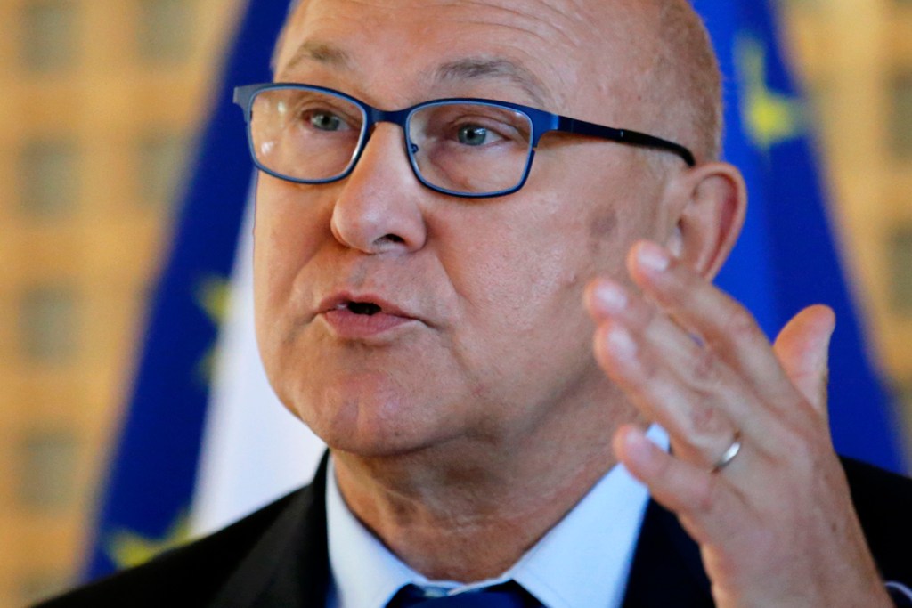 Stalled France to miss deficit target until 2017